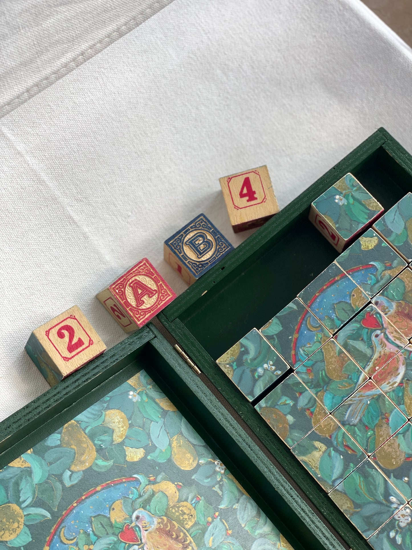 Cutie vintage cu puzzle tip cuburi din lemn