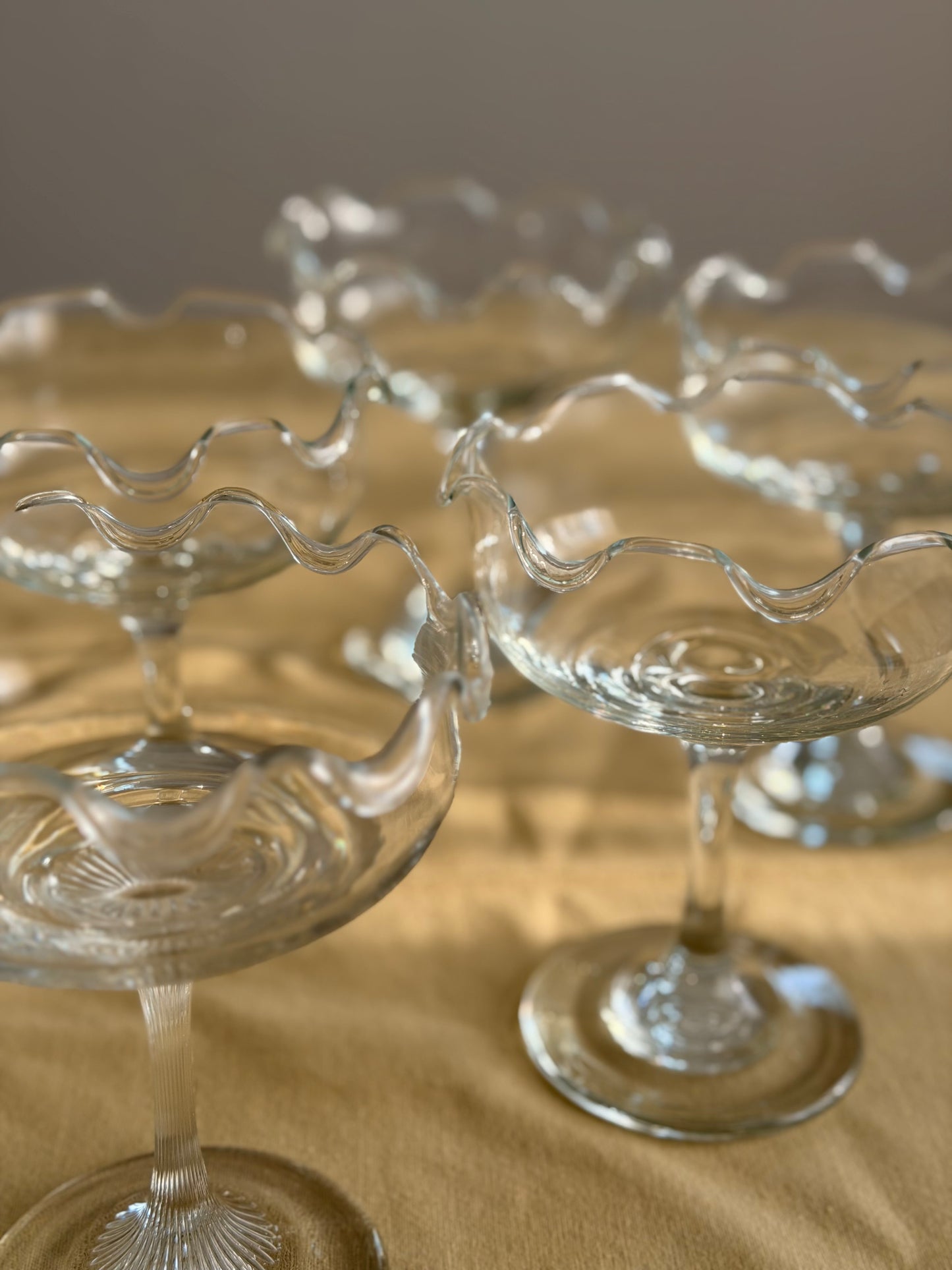 Set de 5 pahare vintage cu margini ondulate din sticlǎ cca 1980