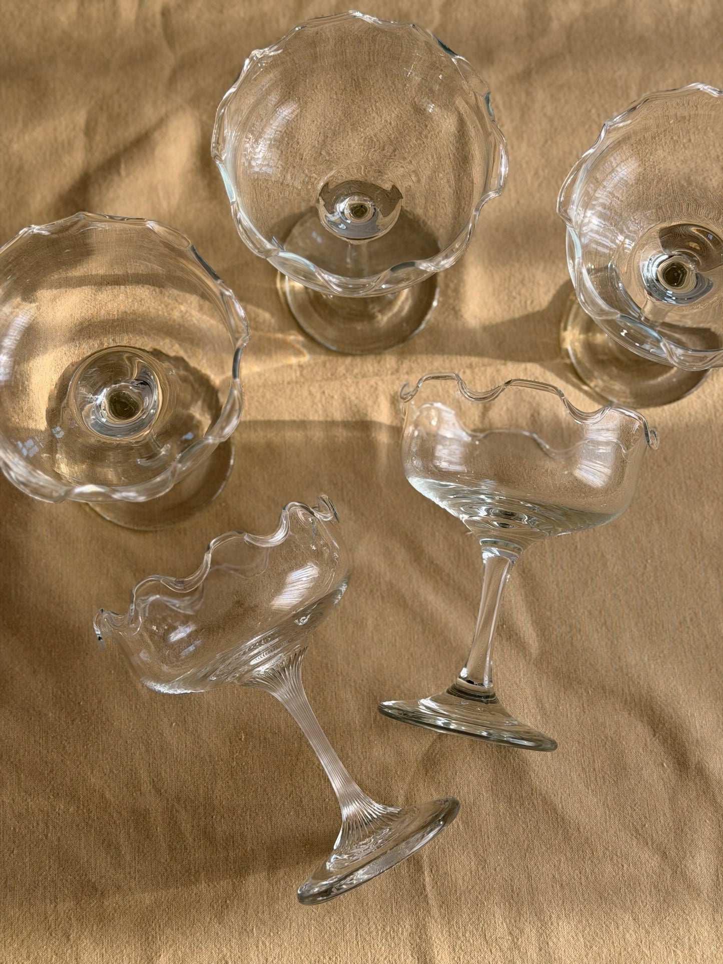 Set de 5 pahare vintage cu margini ondulate din sticlǎ cca 1980