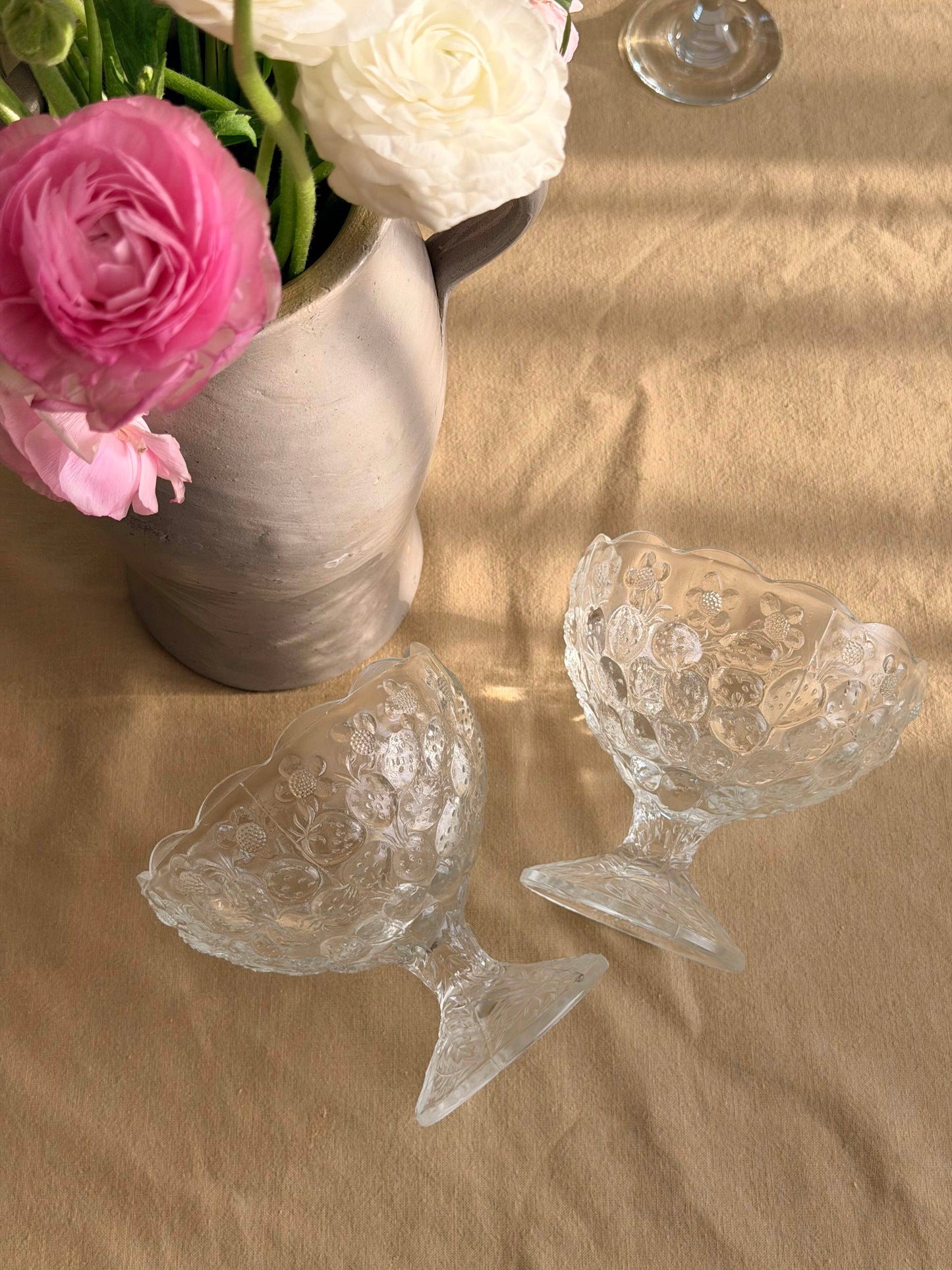 Set de 2 boluri vintage din sticlǎ presatǎ pentru fructe