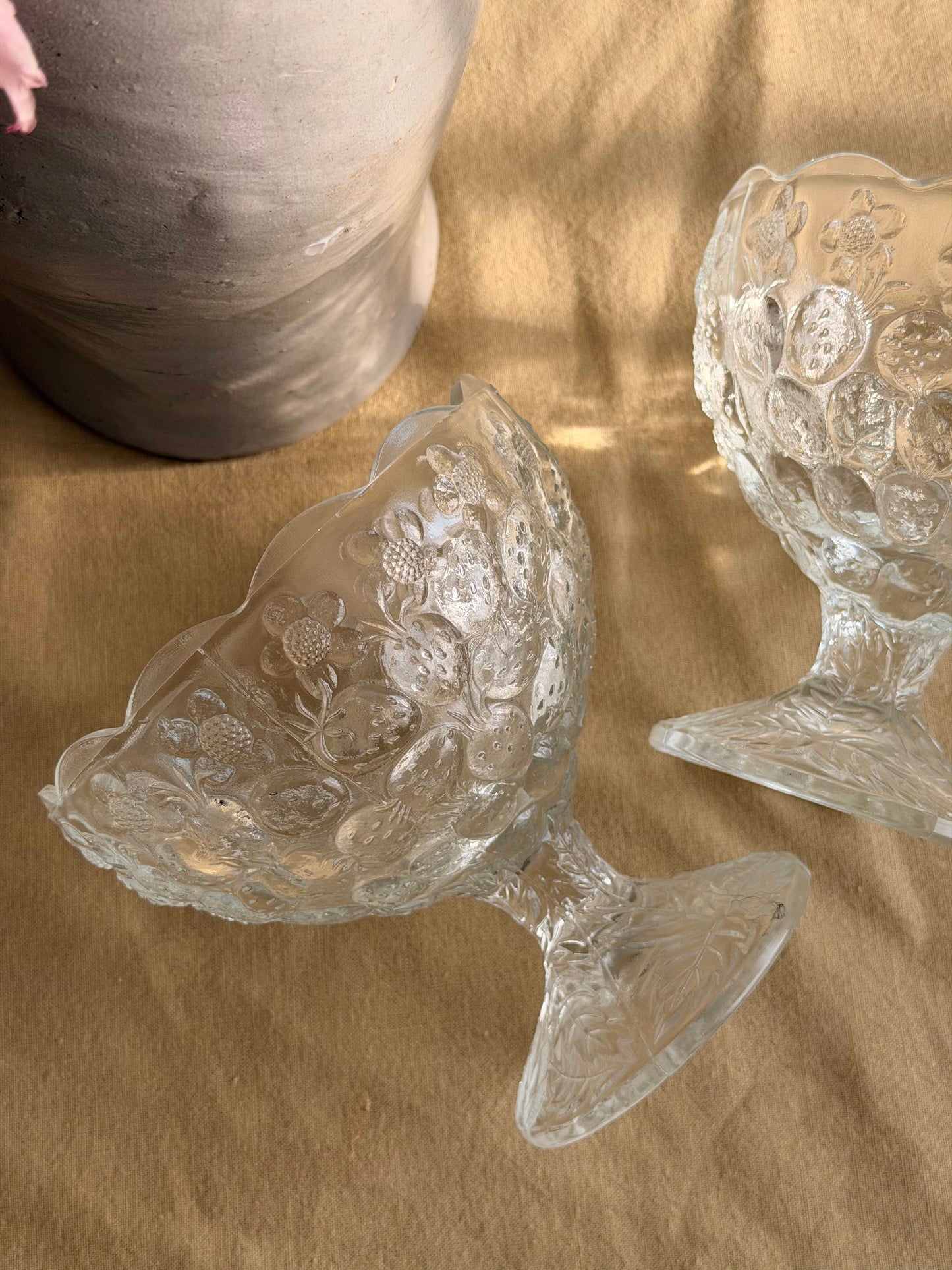 Set de 2 boluri vintage din sticlǎ presatǎ pentru fructe