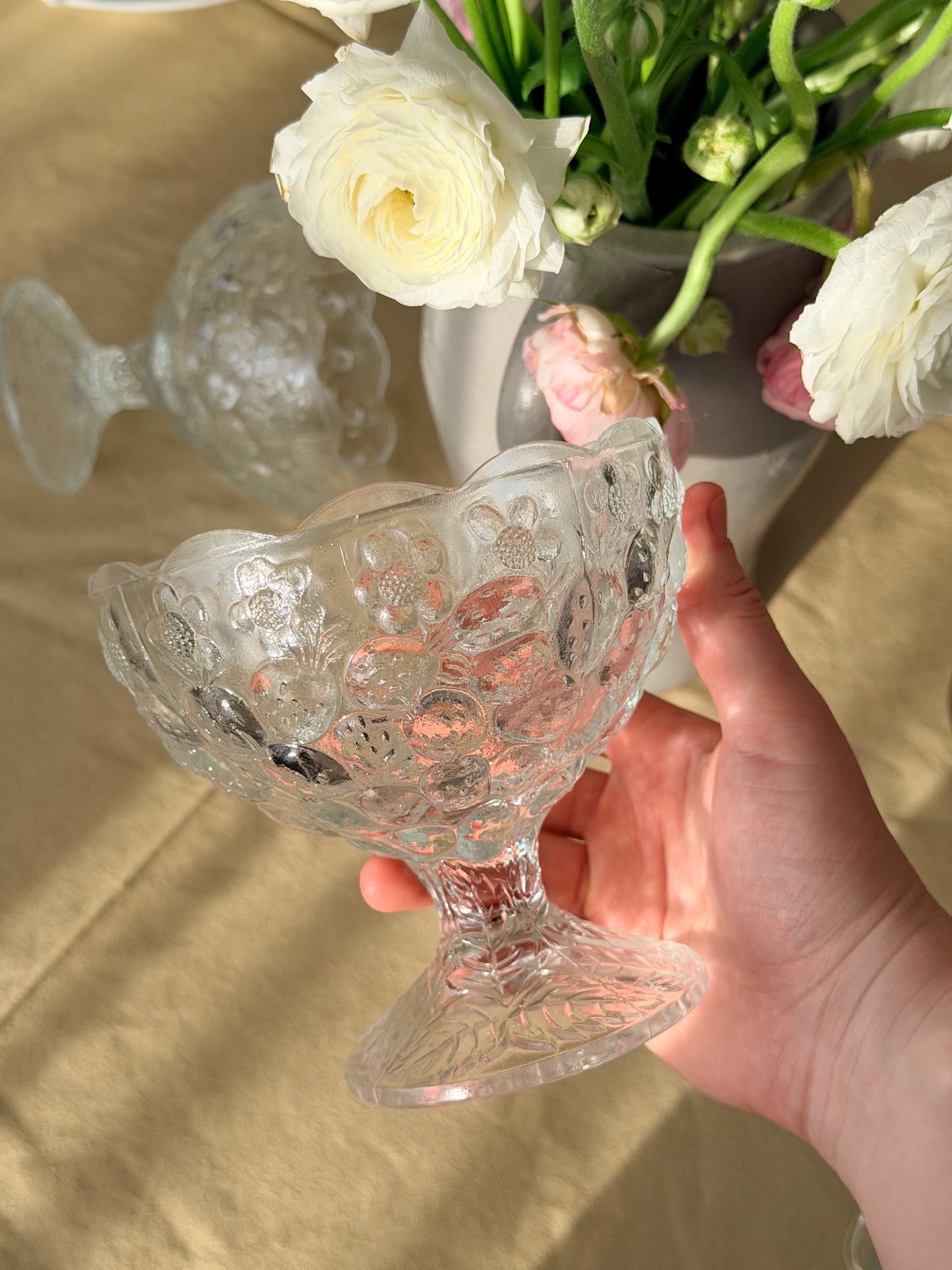 Set de 2 boluri vintage din sticlǎ presatǎ pentru fructe