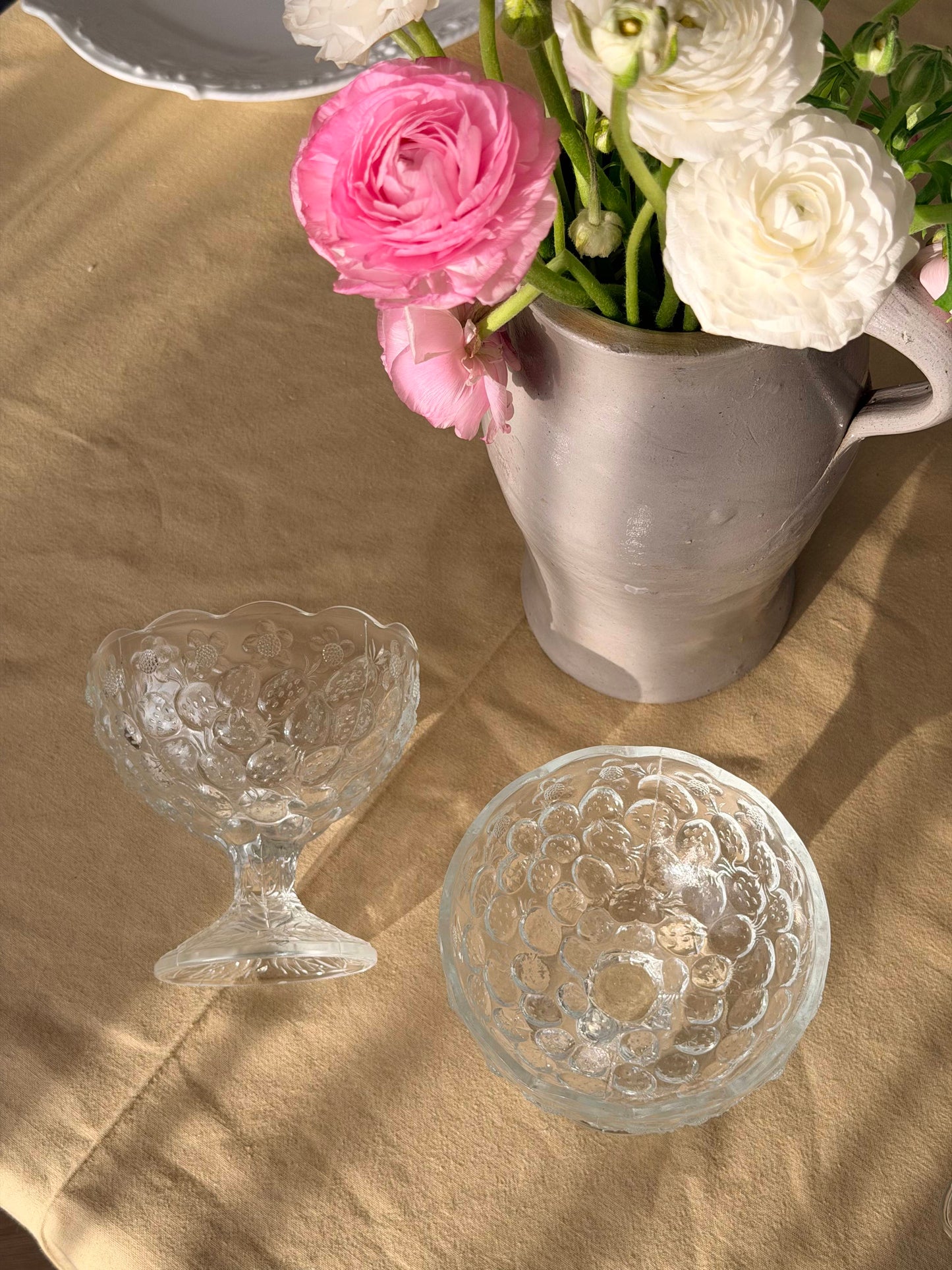 Set de 2 boluri vintage din sticlǎ presatǎ pentru fructe