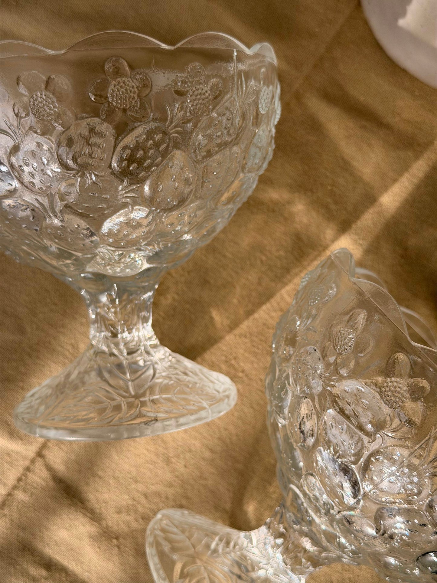 Set de 2 boluri vintage din sticlǎ presatǎ pentru fructe