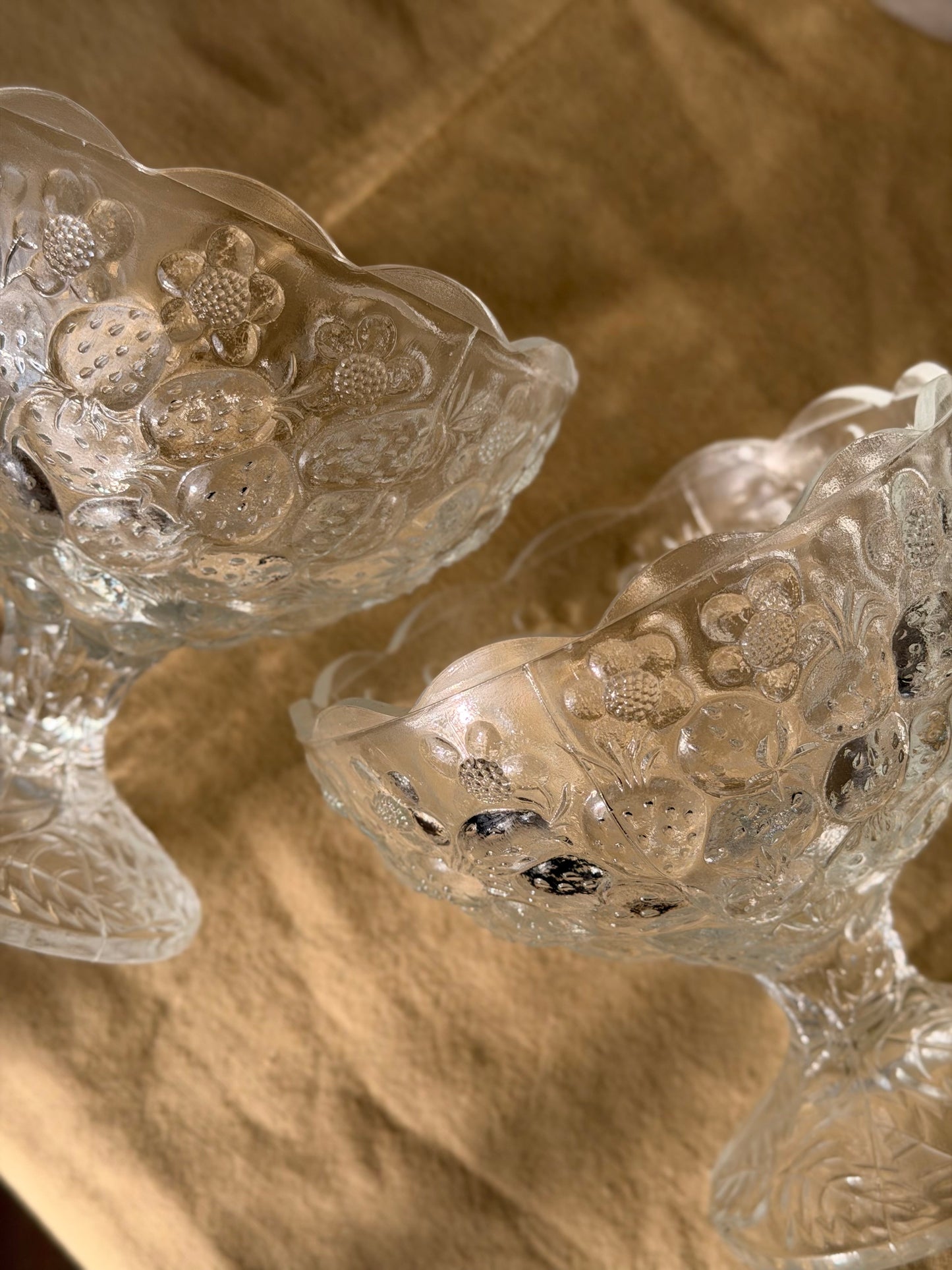 Set de 2 boluri vintage din sticlǎ presatǎ pentru fructe