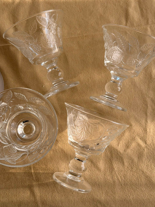Set de 4 pahare vintage cu picior din sticlǎ presatǎ, France
