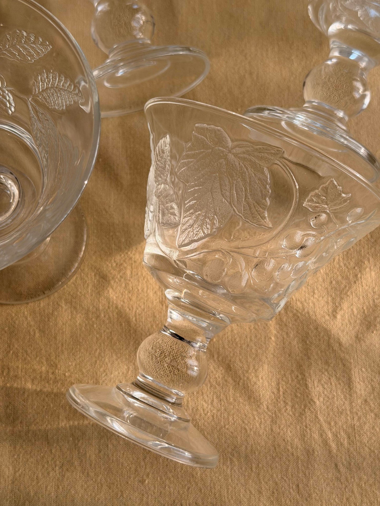 Set de 4 pahare vintage cu picior din sticlǎ presatǎ, France