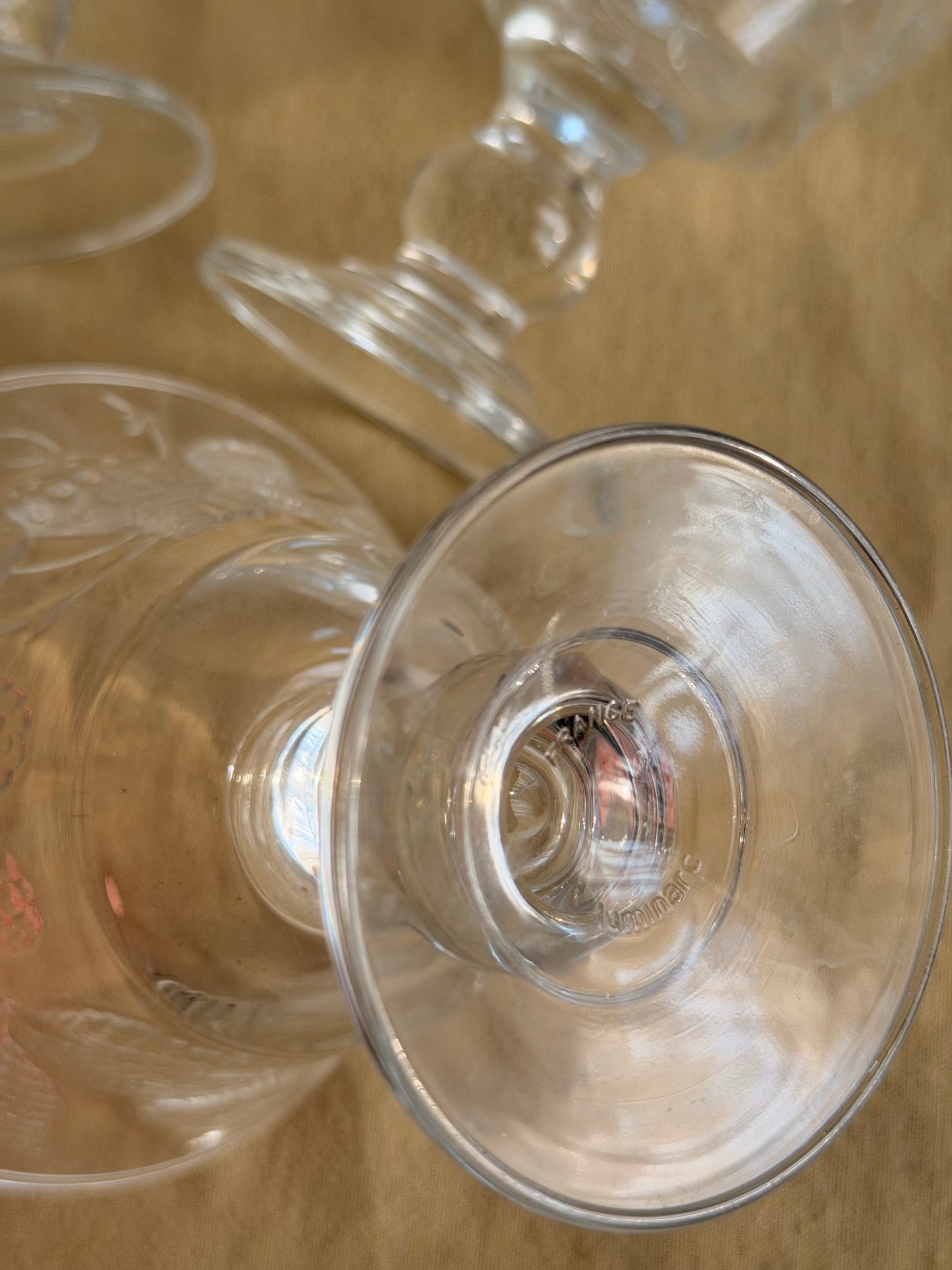 Set de 4 pahare vintage cu picior din sticlǎ presatǎ, France