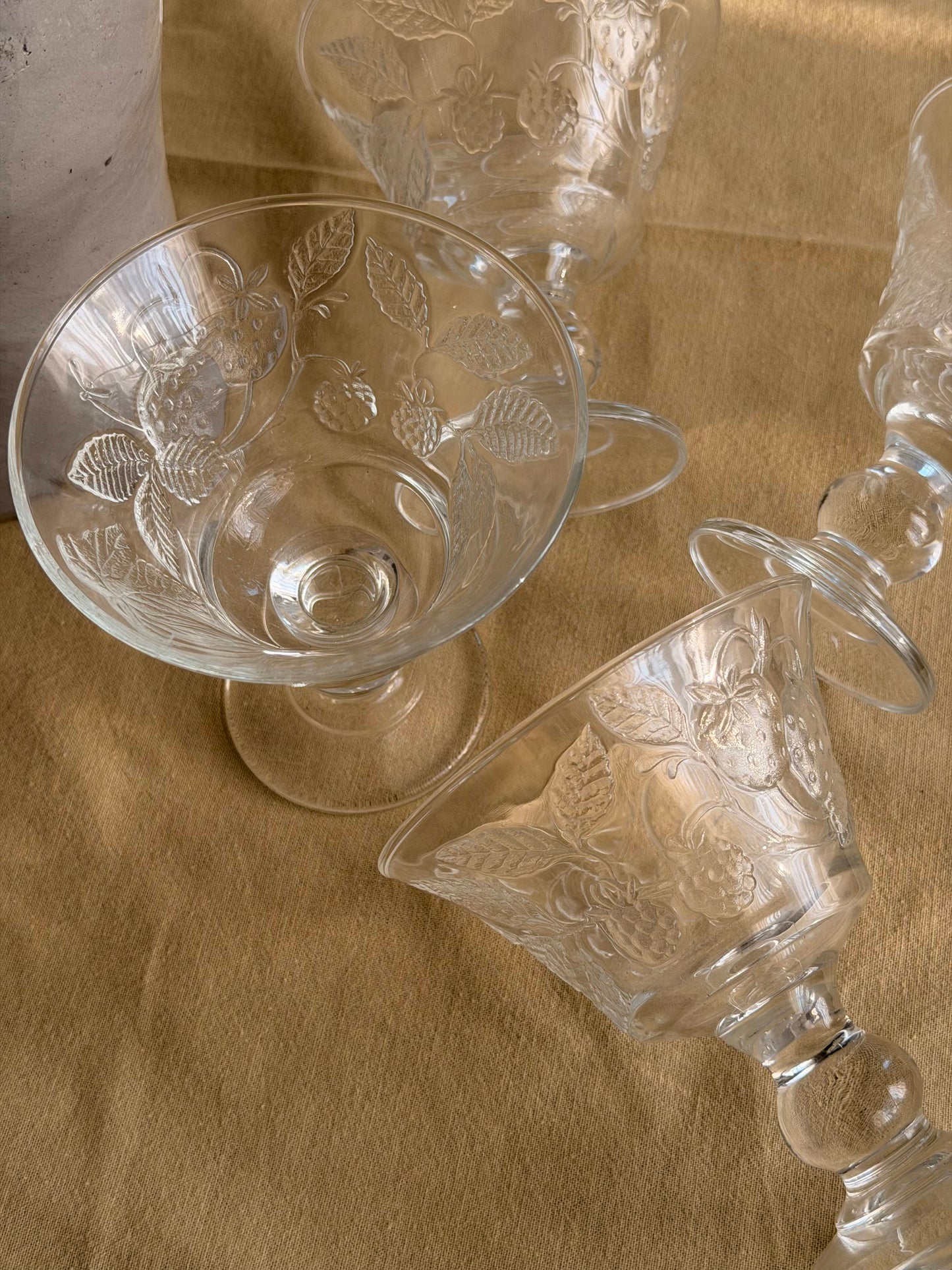 Set de 4 pahare vintage cu picior din sticlǎ presatǎ, France