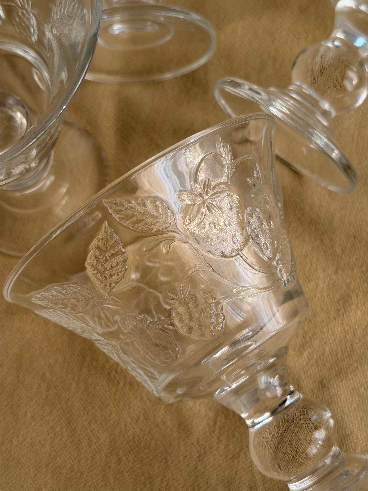 Set de 4 pahare vintage cu picior din sticlǎ presatǎ, France