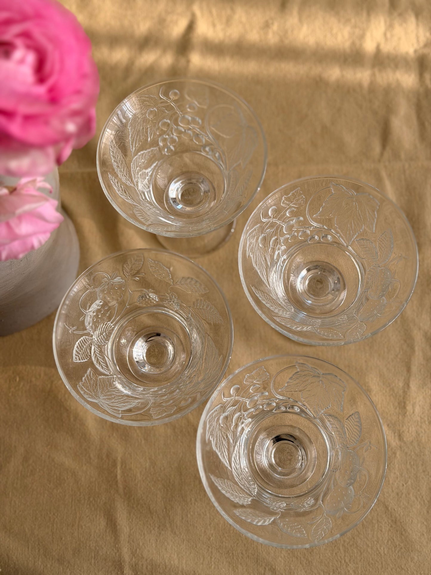 Set de 4 pahare vintage cu picior din sticlǎ presatǎ, France