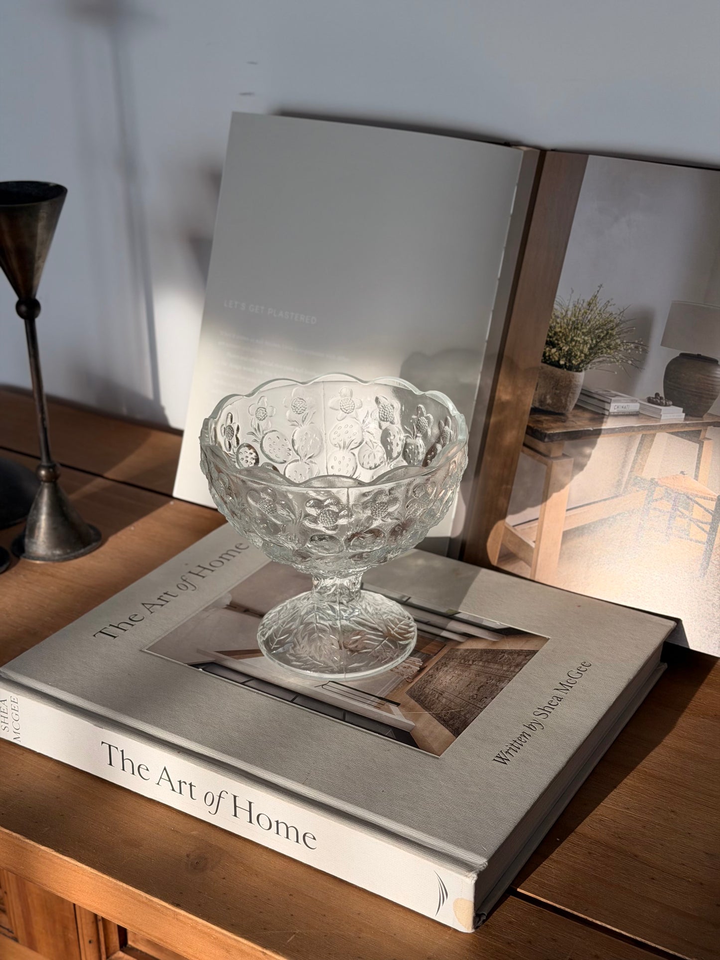 Set de 2 boluri vintage din sticlǎ presatǎ pentru fructe