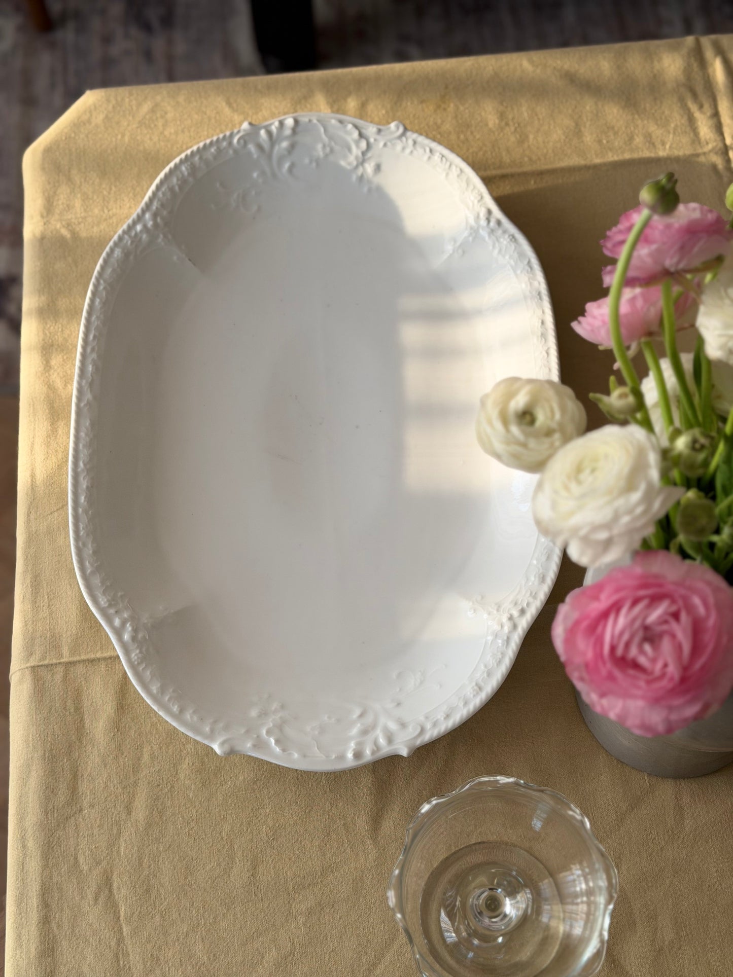 Platou foarte mare din porțelan alb, model floral