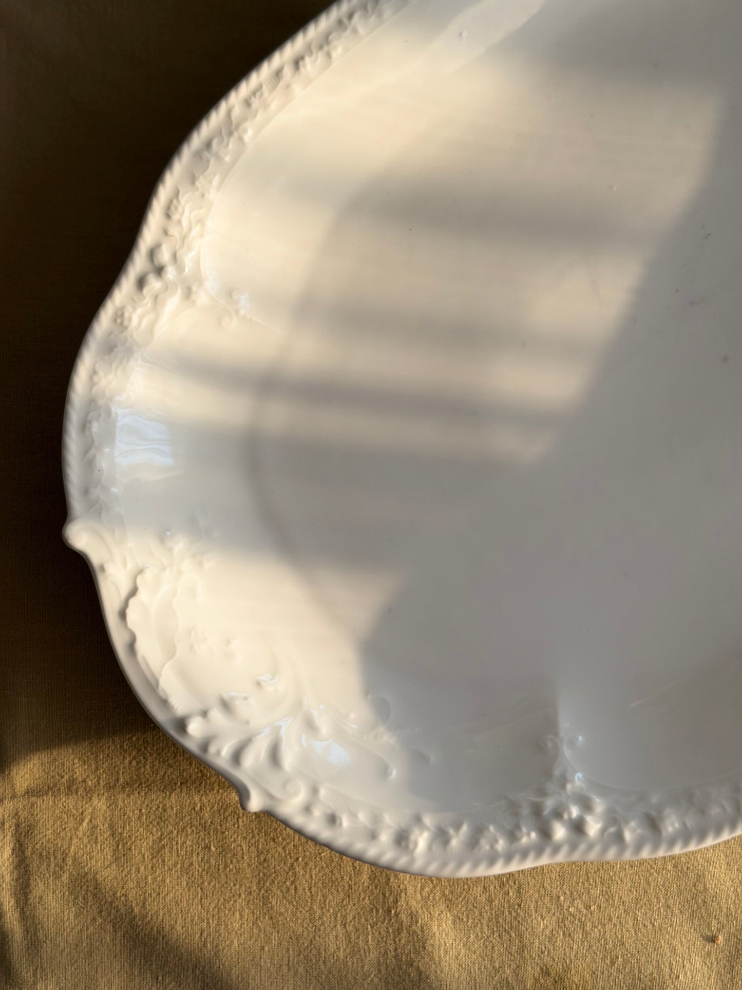 Platou foarte mare din porțelan alb, model floral