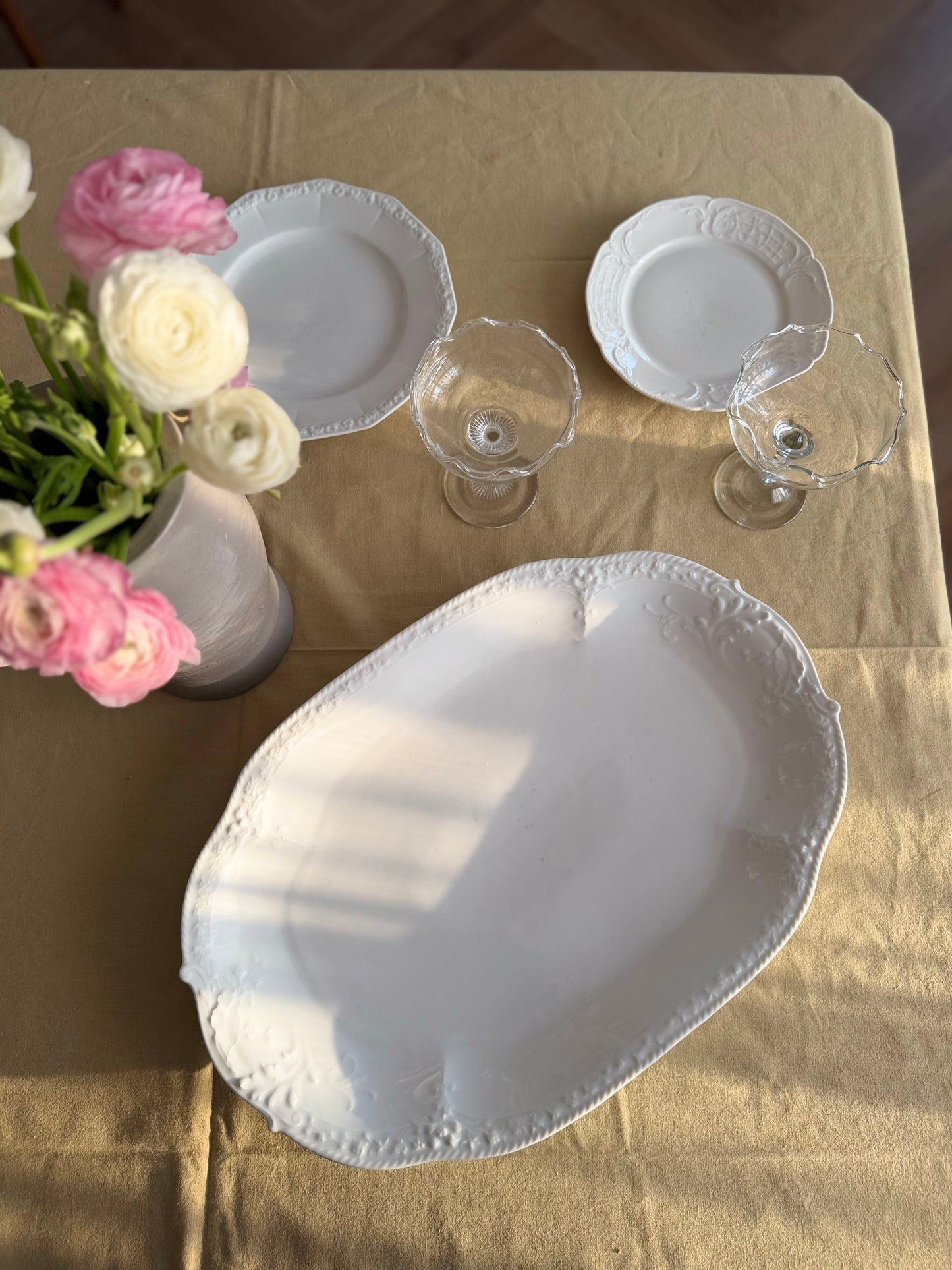 Platou foarte mare din porțelan alb, model floral