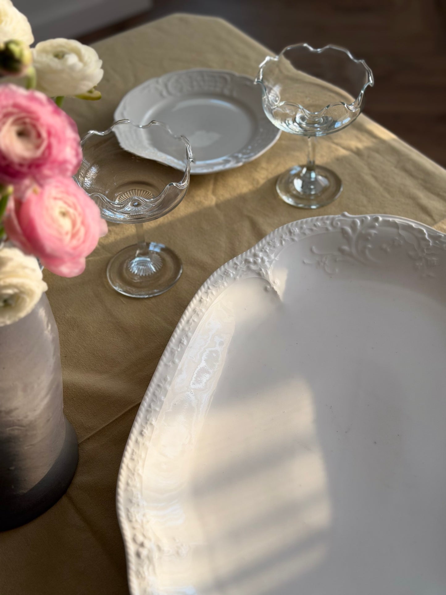 Platou foarte mare din porțelan alb, model floral