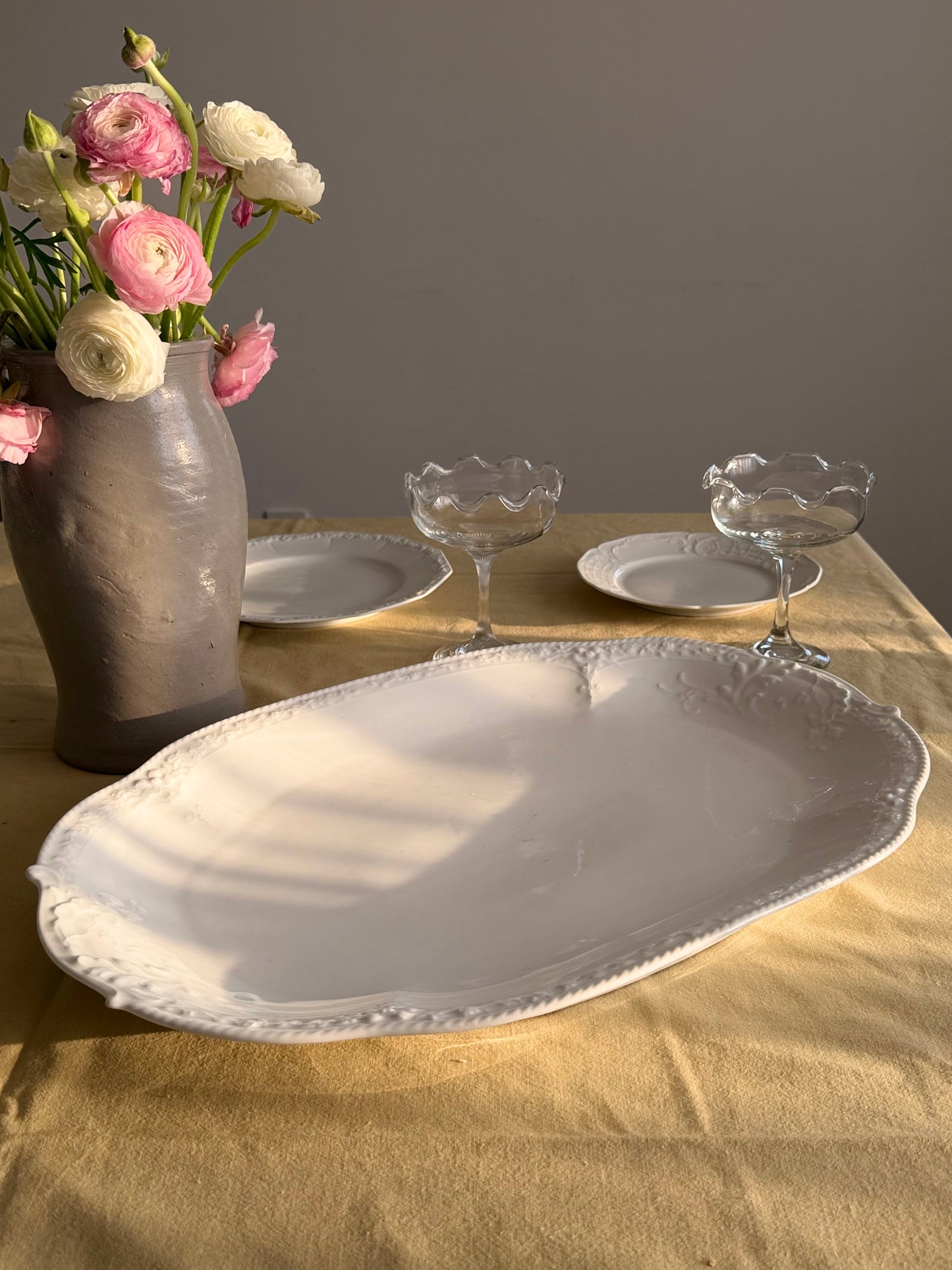 Platou foarte mare din porțelan alb, model floral