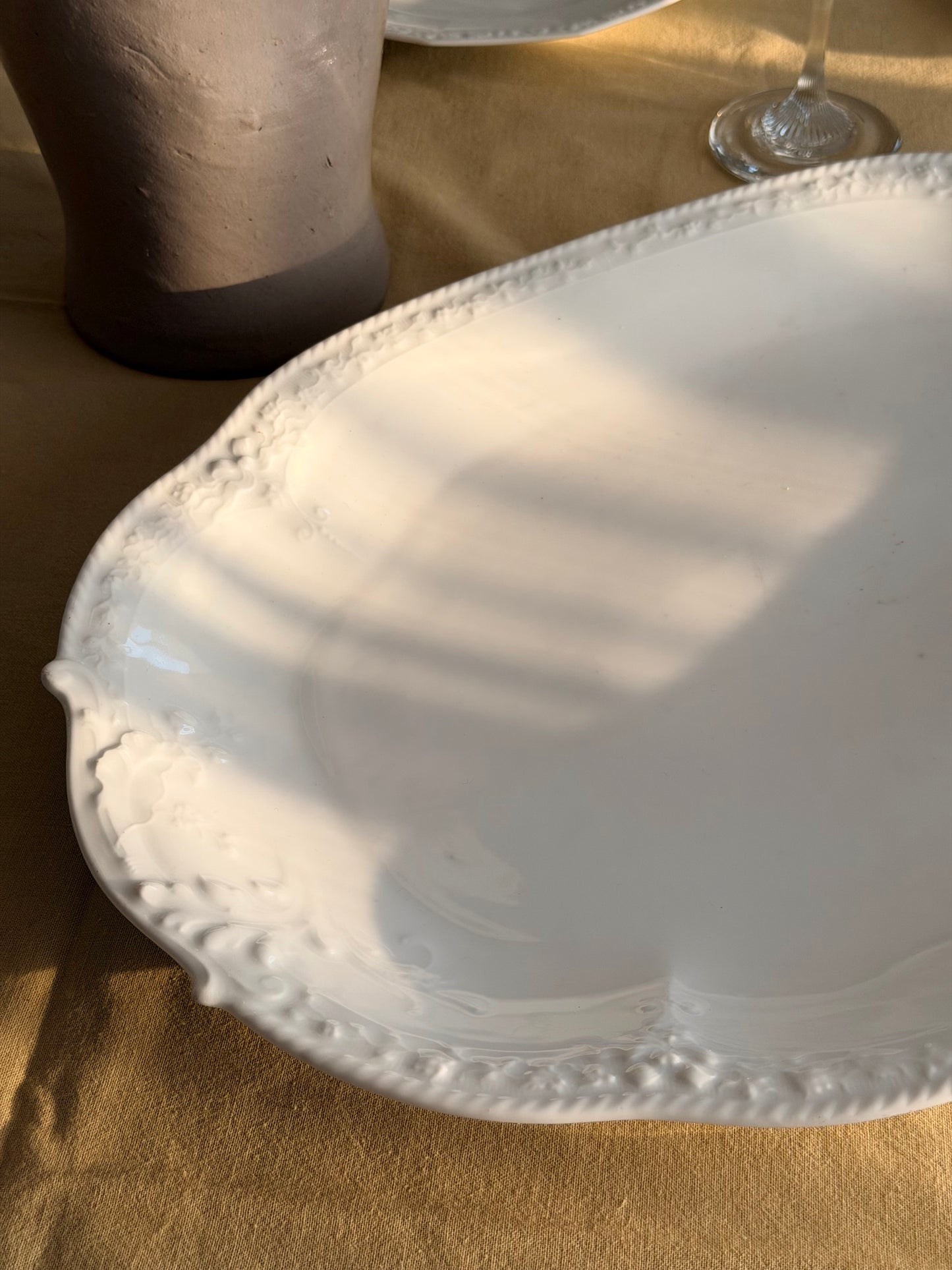 Platou foarte mare din porțelan alb, model floral