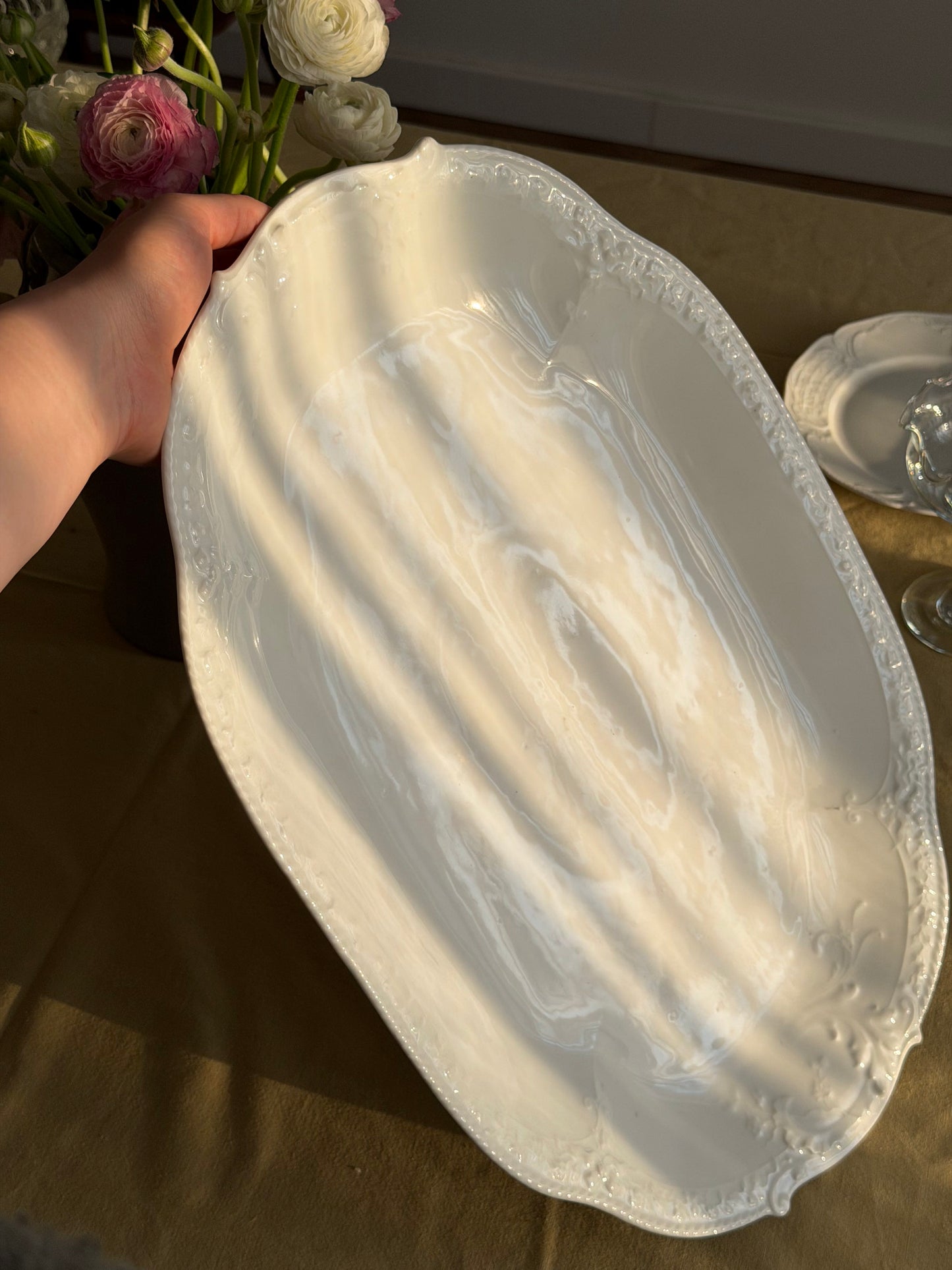 Platou foarte mare din porțelan alb, model floral