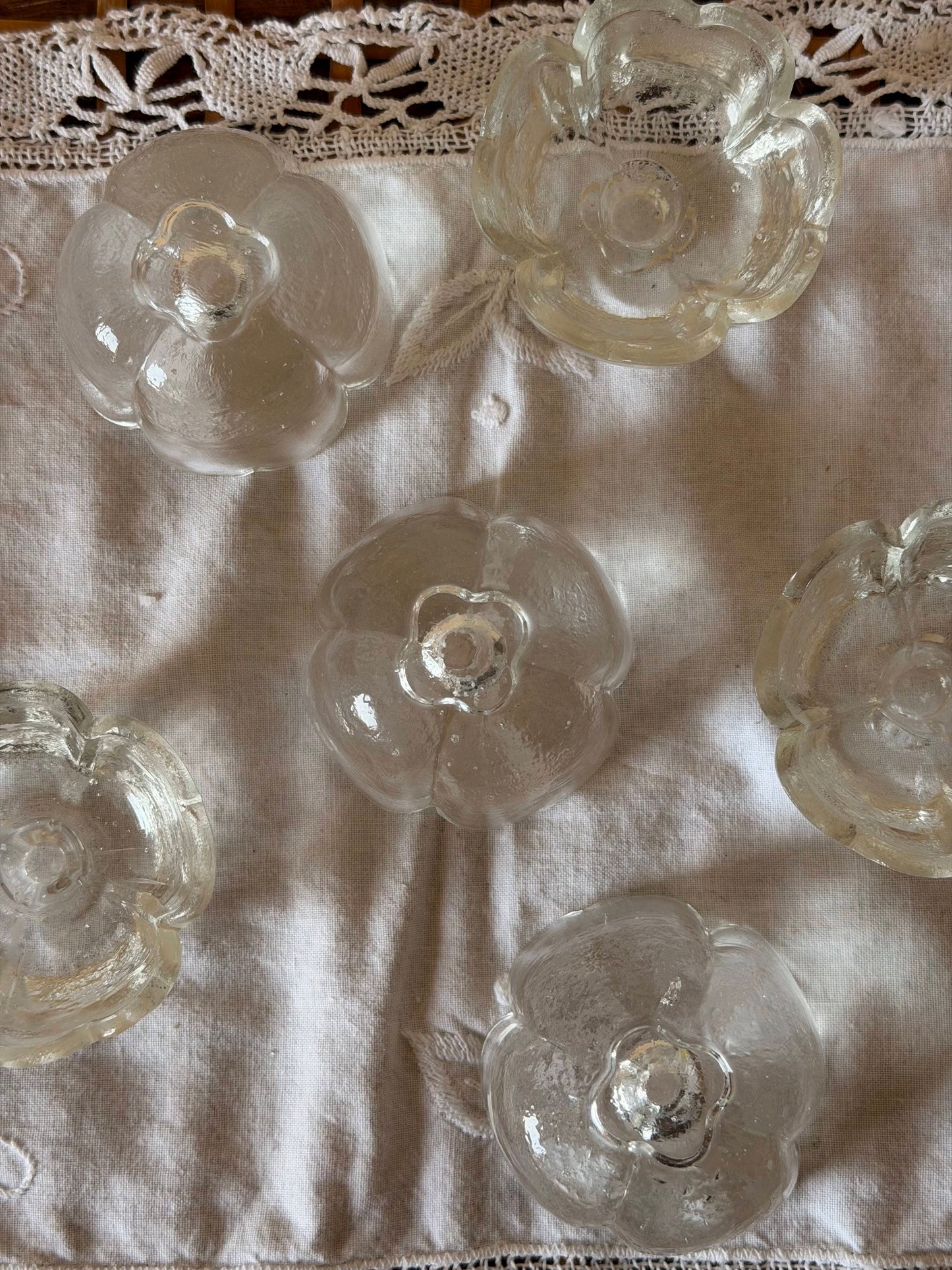 Set de 6 suporturi pentru lumânări mici din sticlǎ, floare