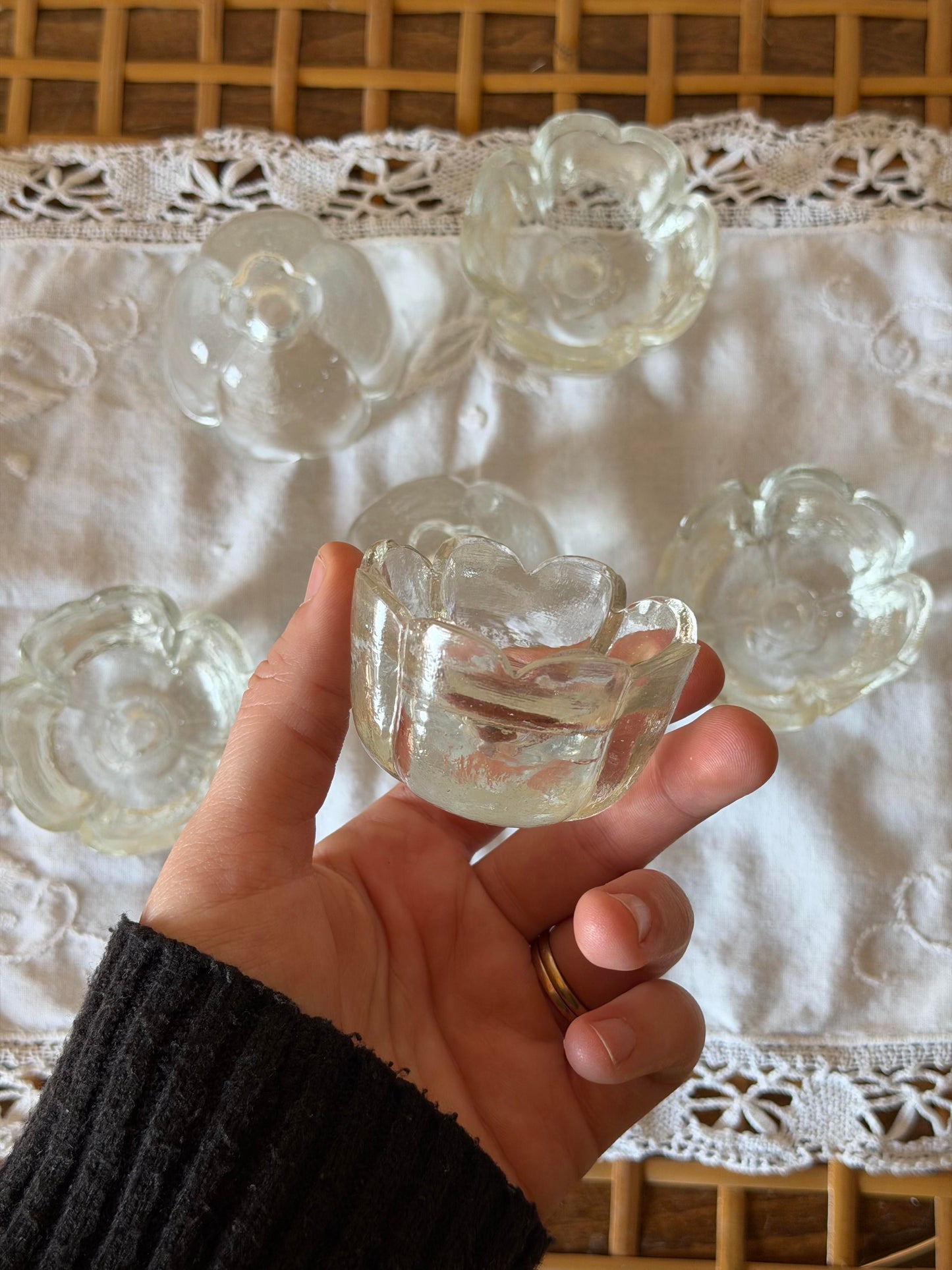 Set de 6 suporturi pentru lumânări mici din sticlǎ, floare