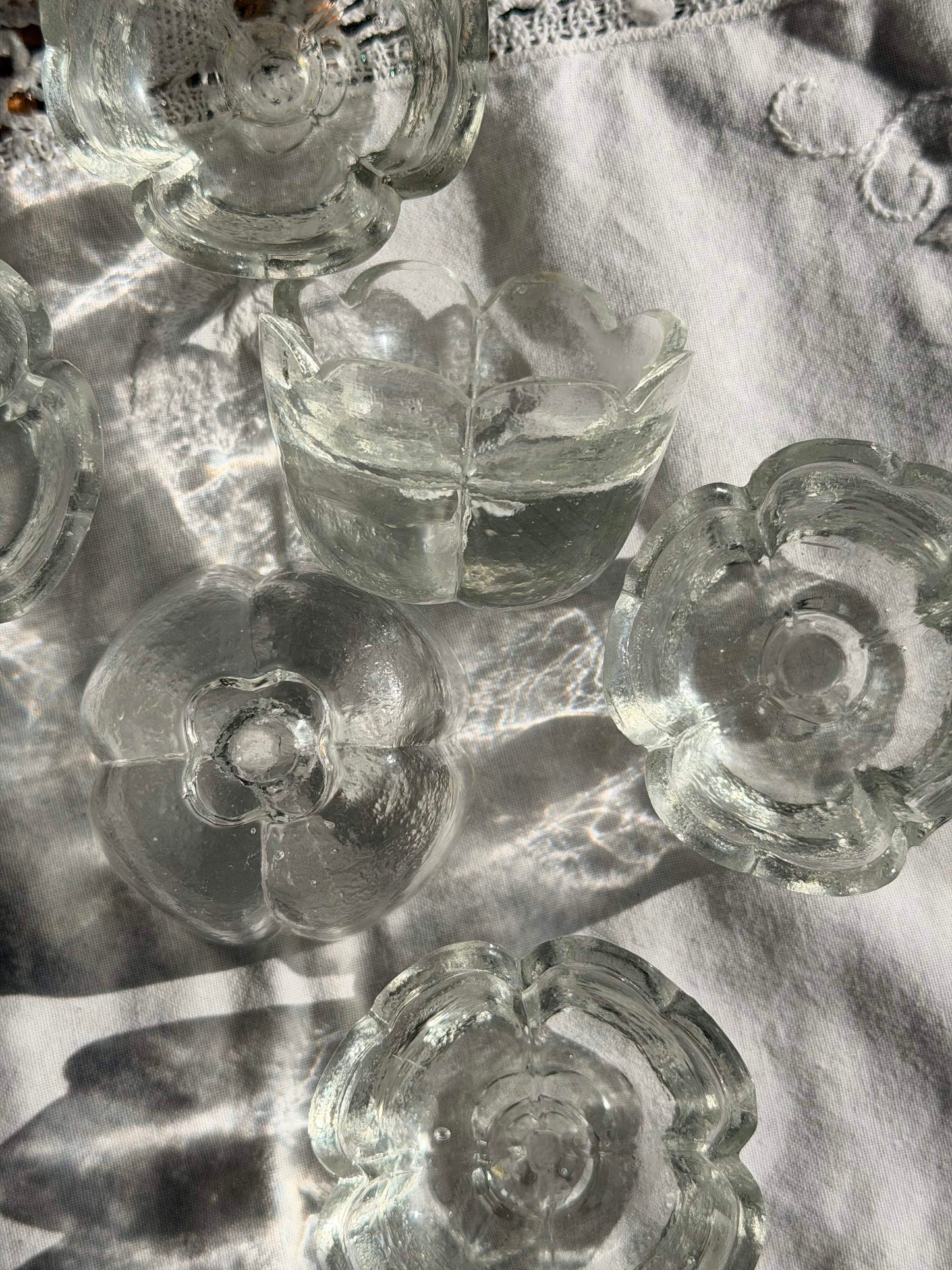 Set de 6 suporturi pentru lumânări mici din sticlǎ, floare