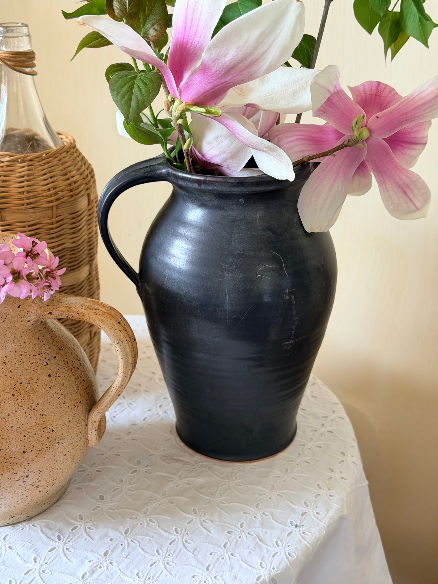 Vază vintage înaltă din ceramică, semnată