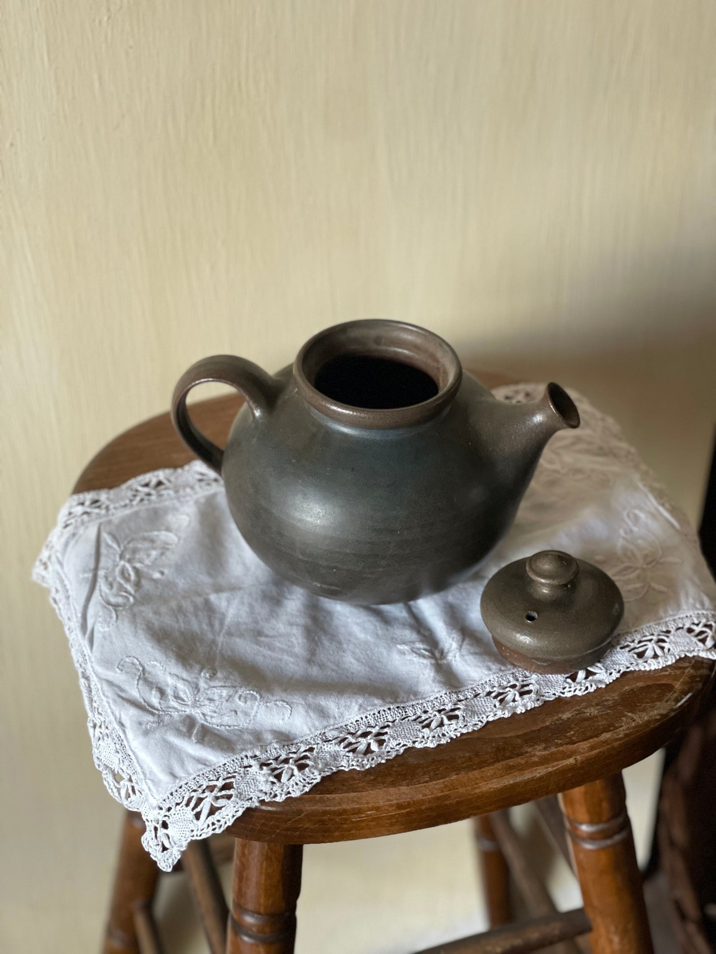 Ceainic ceramicǎ glazuratǎ Franța