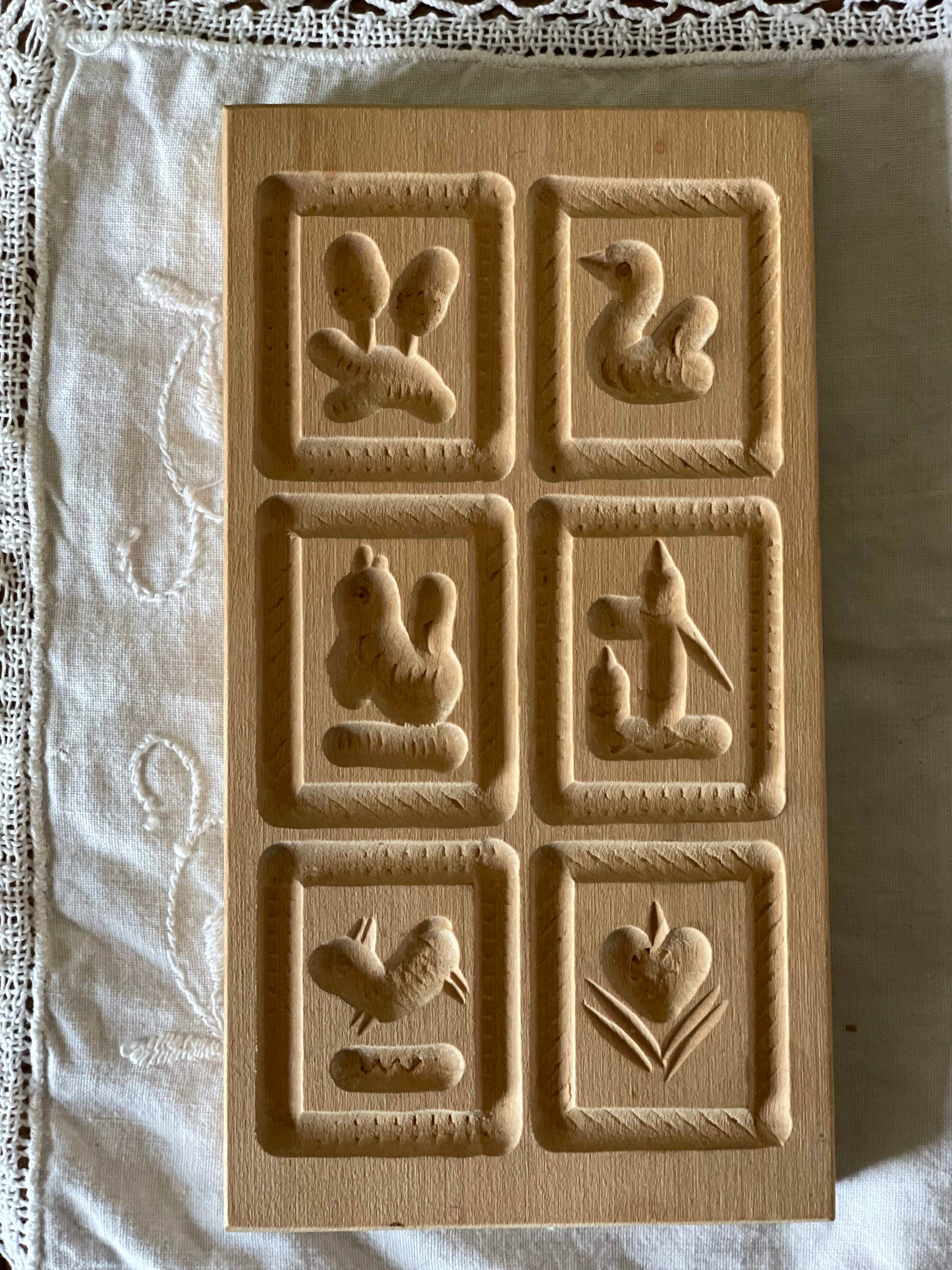Diverse matrițe de biscuiți din lemn