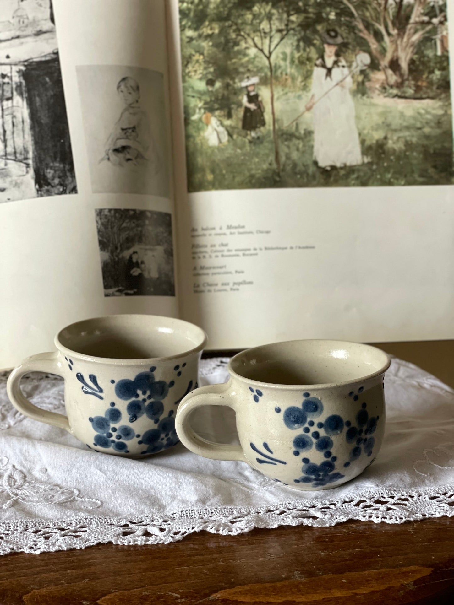 Set de douǎ cǎni din lut lucrat manual