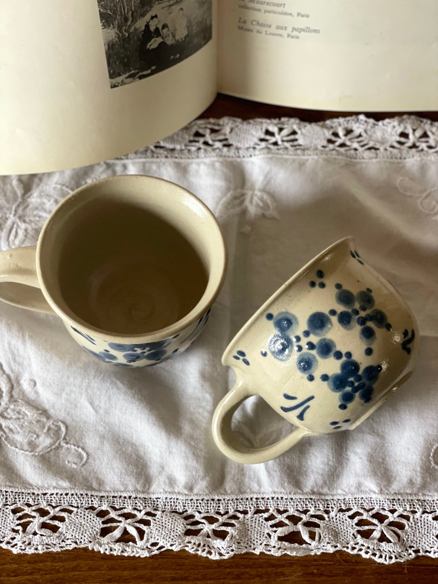 Set de douǎ cǎni din lut lucrat manual