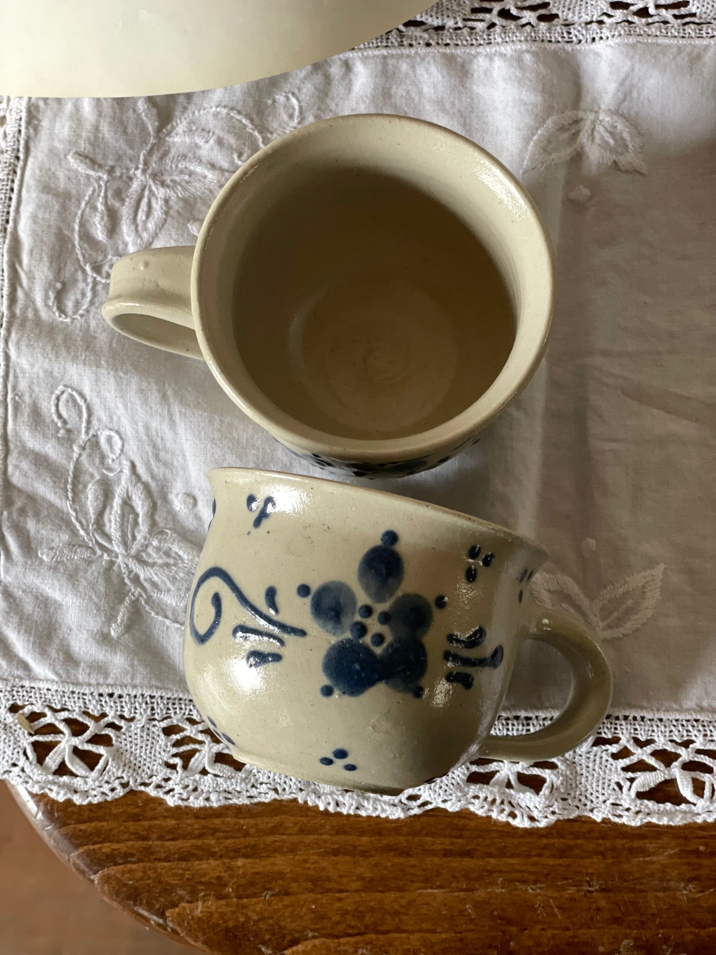 Set de douǎ cǎni din lut lucrat manual