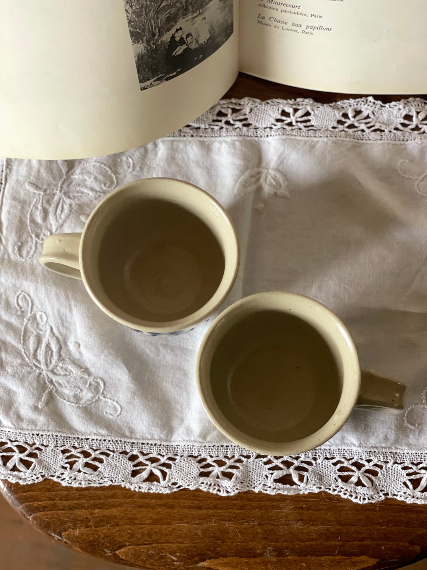 Set de douǎ cǎni din lut lucrat manual