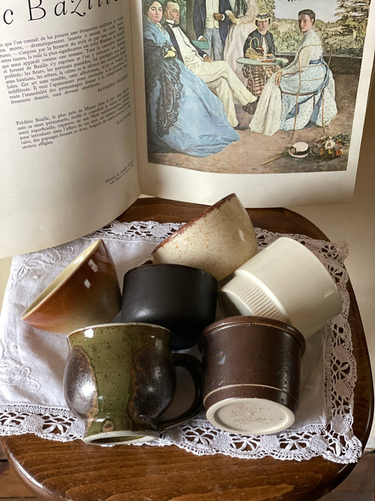 Diverse cǎni din ceramicǎ pentru cafea/ceai