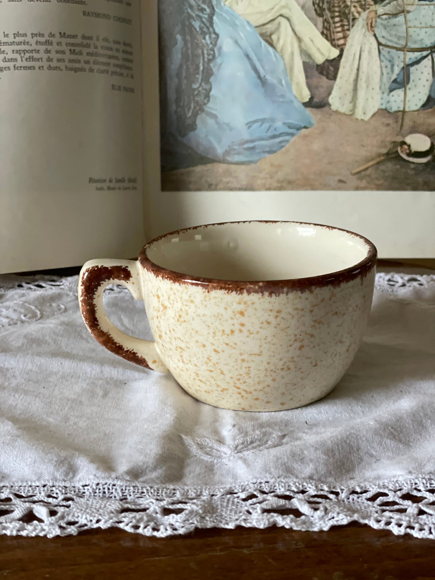 Diverse cǎni din ceramicǎ pentru cafea/ceai