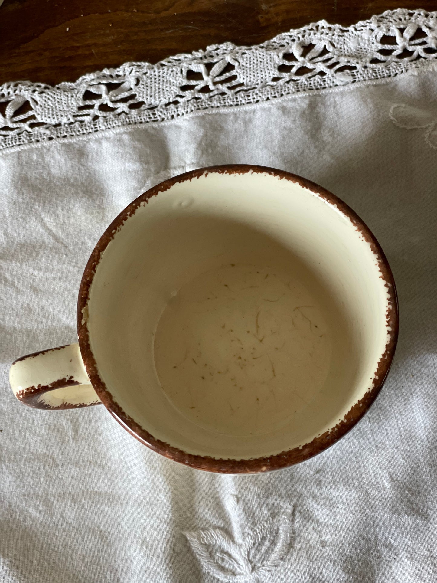 Diverse cǎni din ceramicǎ pentru cafea/ceai