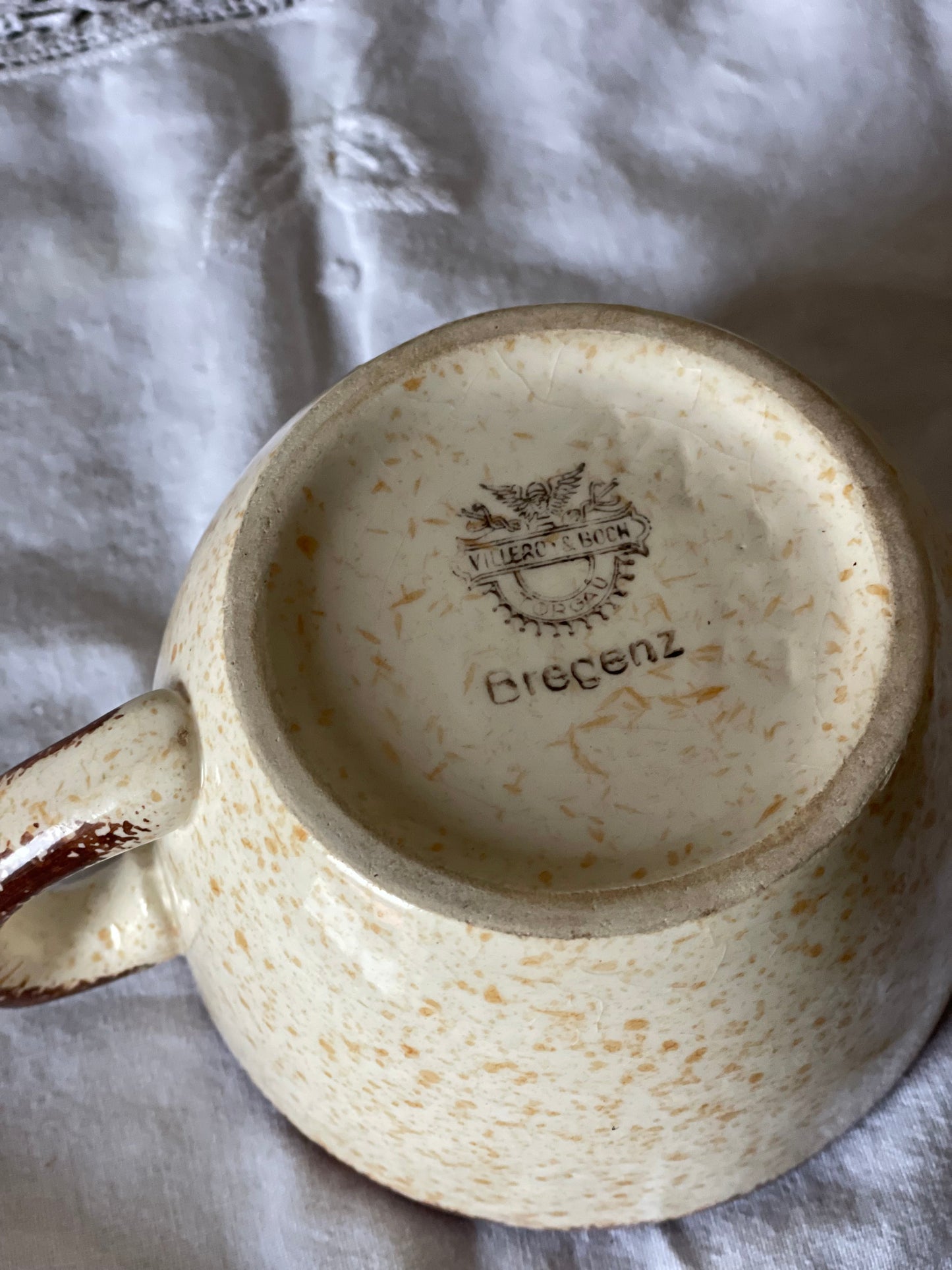 Diverse cǎni din ceramicǎ pentru cafea/ceai