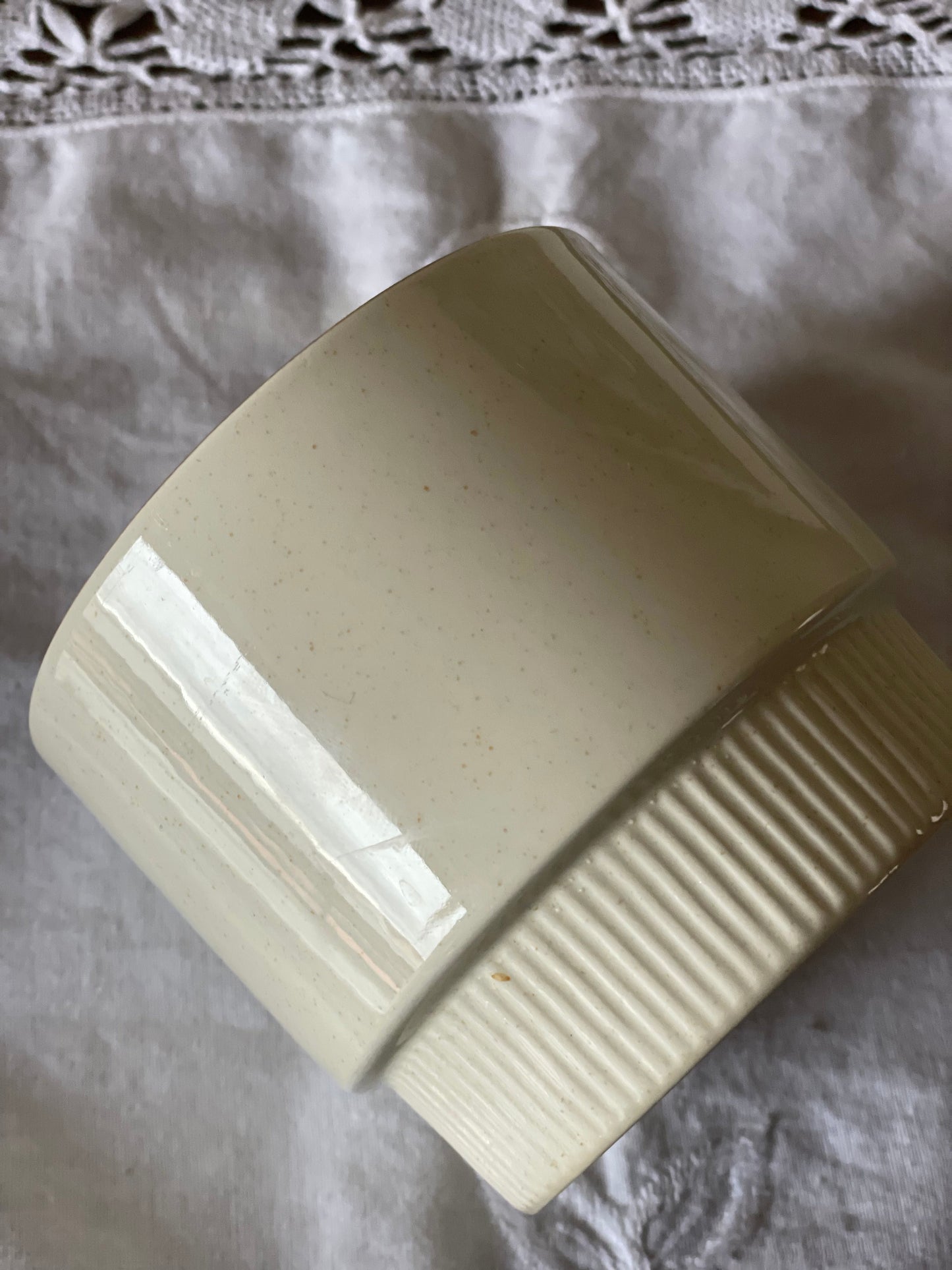 Diverse cǎni din ceramicǎ pentru cafea/ceai