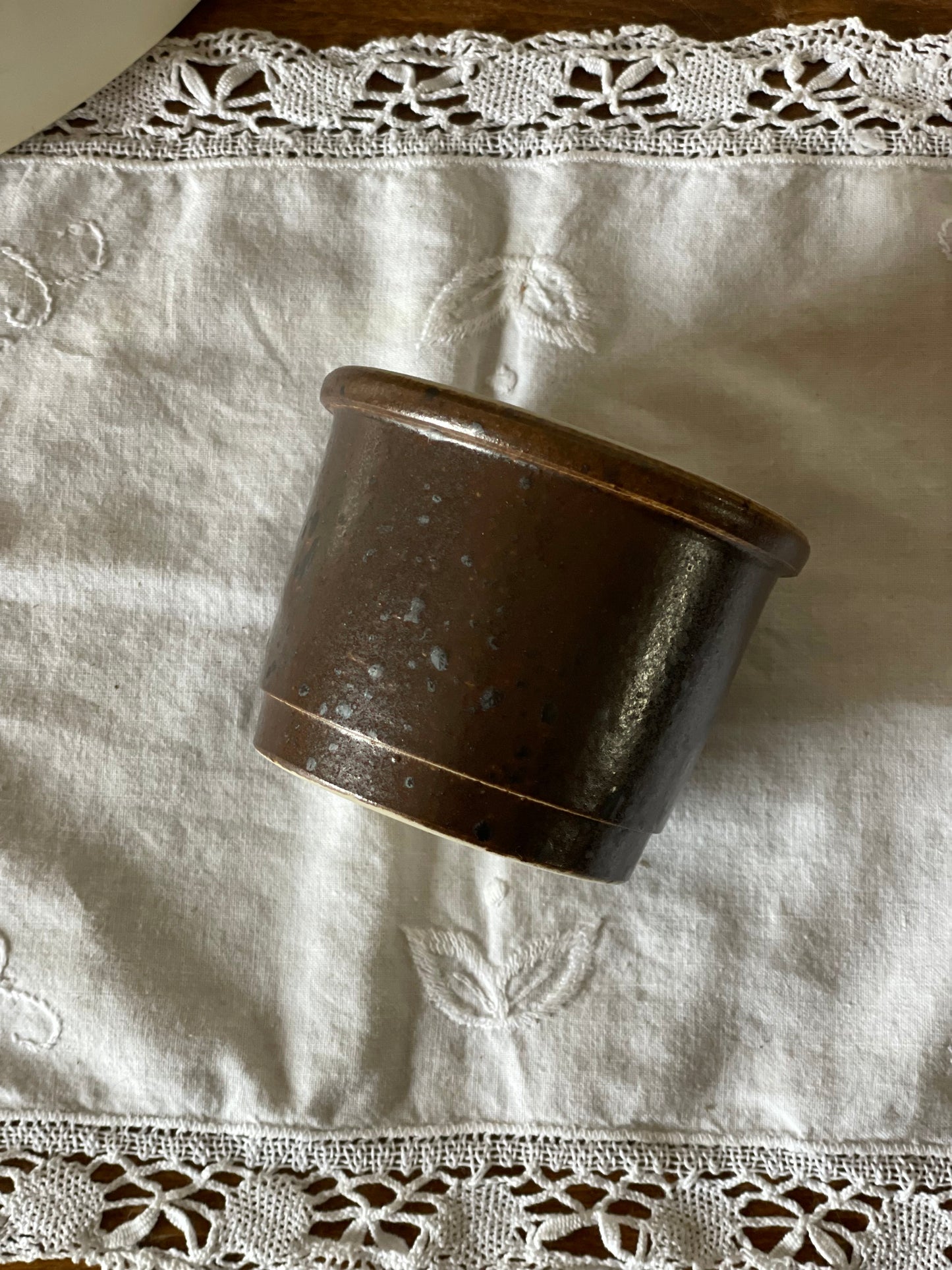 Diverse cǎni din ceramicǎ pentru cafea/ceai