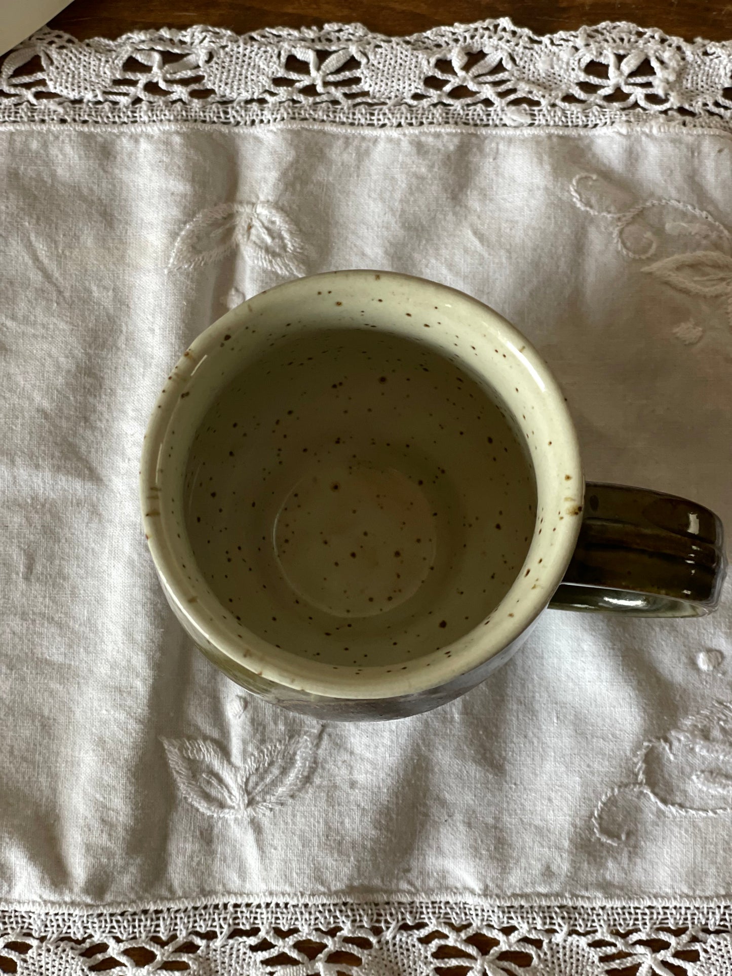 Diverse cǎni din ceramicǎ pentru cafea/ceai