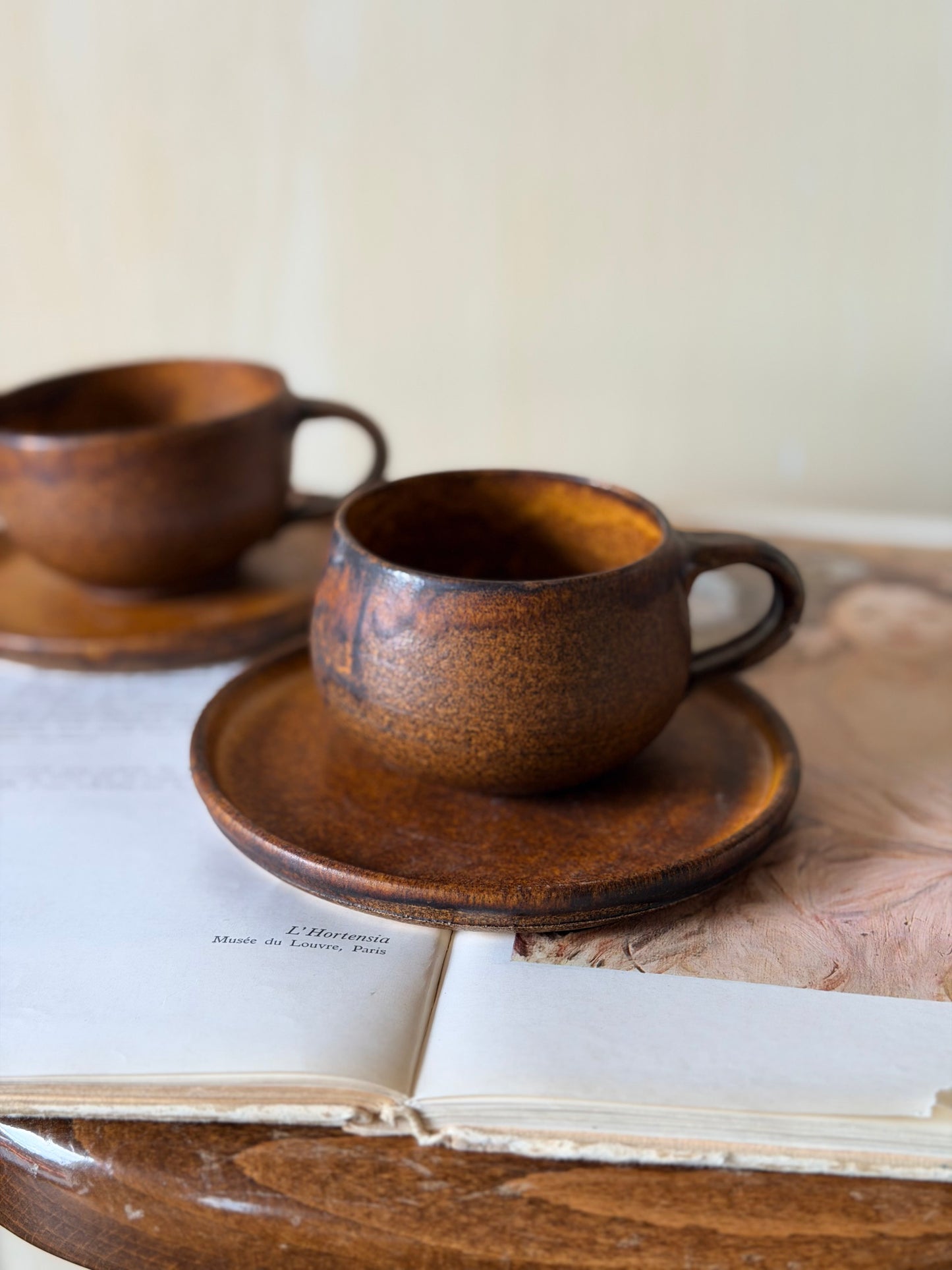 Set vintage de cană și farfurie din ceramică-lucrate manual