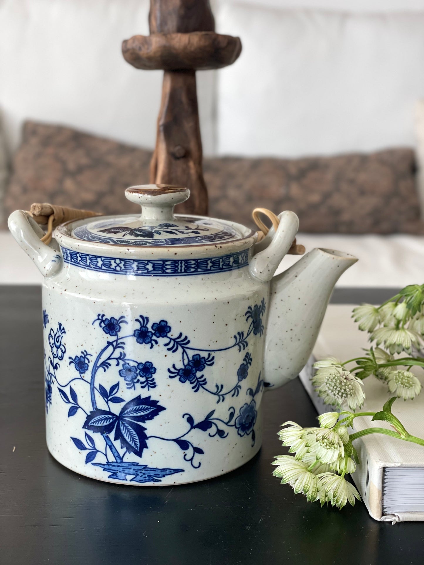 Ceainic autentic japonez, floral, cu mâner din ratan