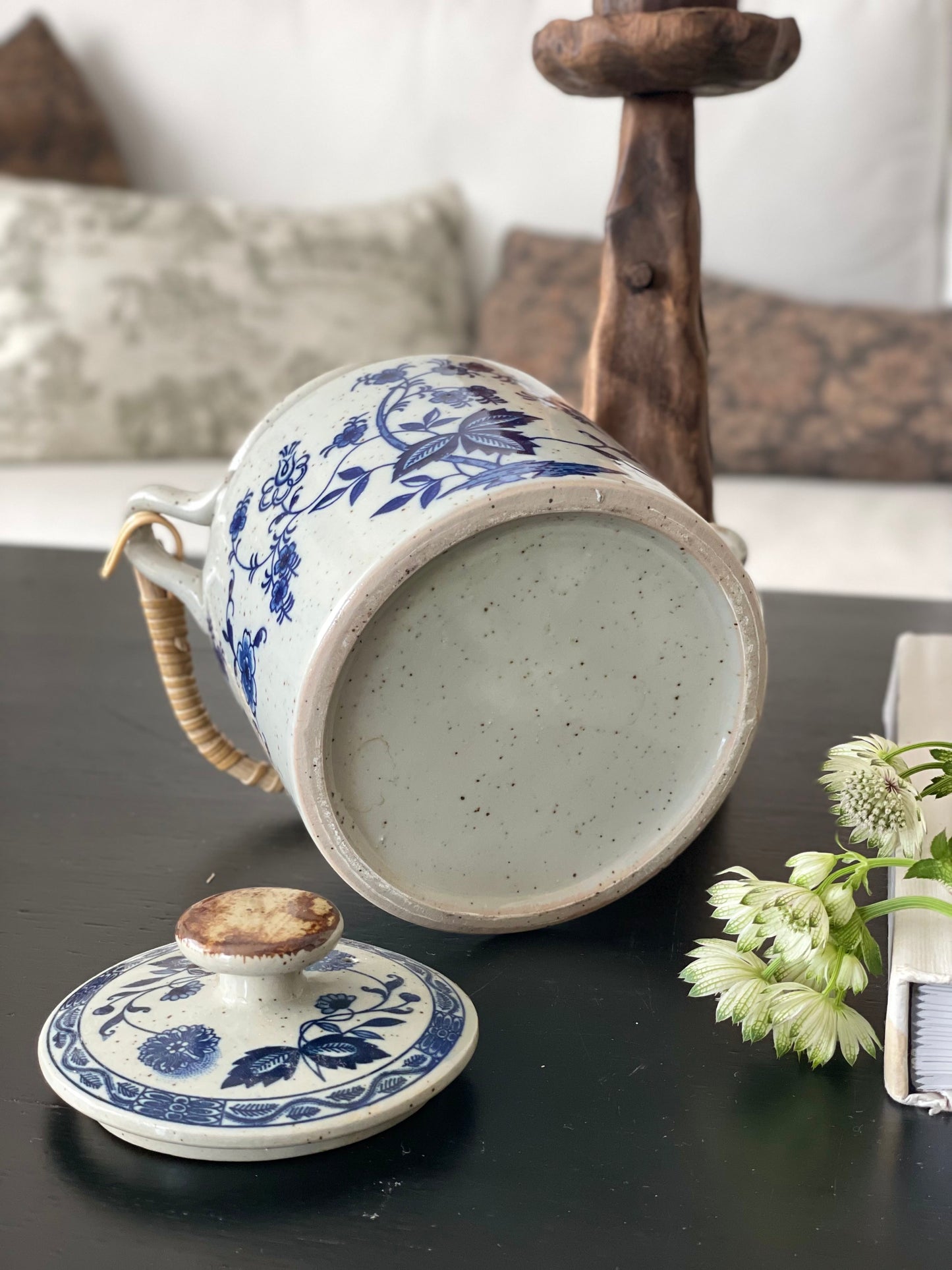 Ceainic autentic japonez, floral, cu mâner din ratan