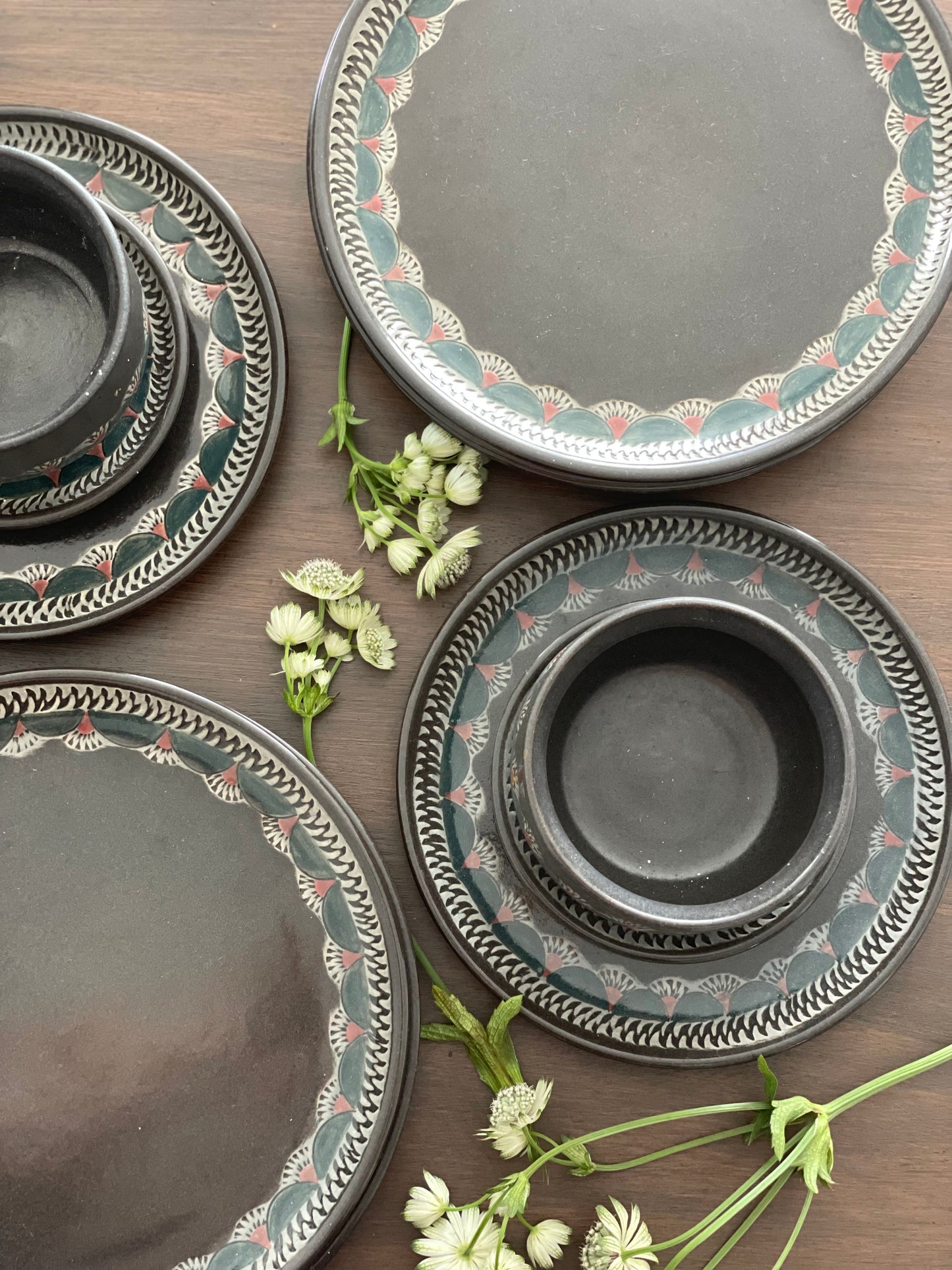 2 seturi unice de farfurii și boluri din ceramicǎ japonezǎ