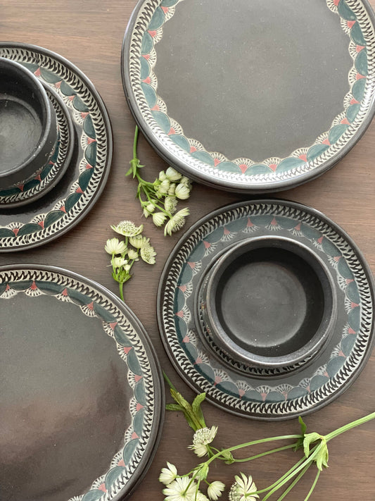 2 seturi unice de farfurii și boluri din ceramicǎ japonezǎ