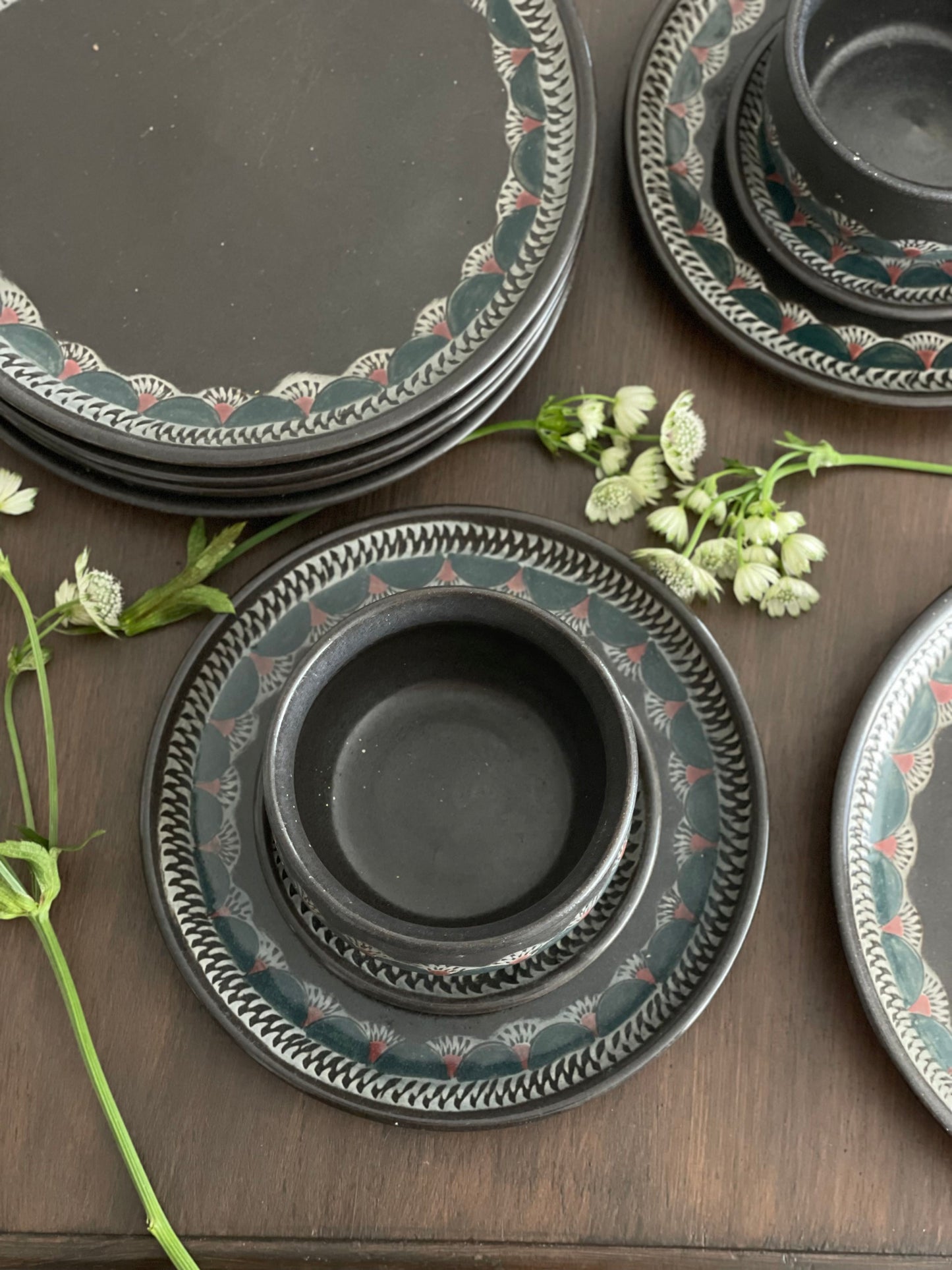 2 seturi unice de farfurii și boluri din ceramicǎ japonezǎ