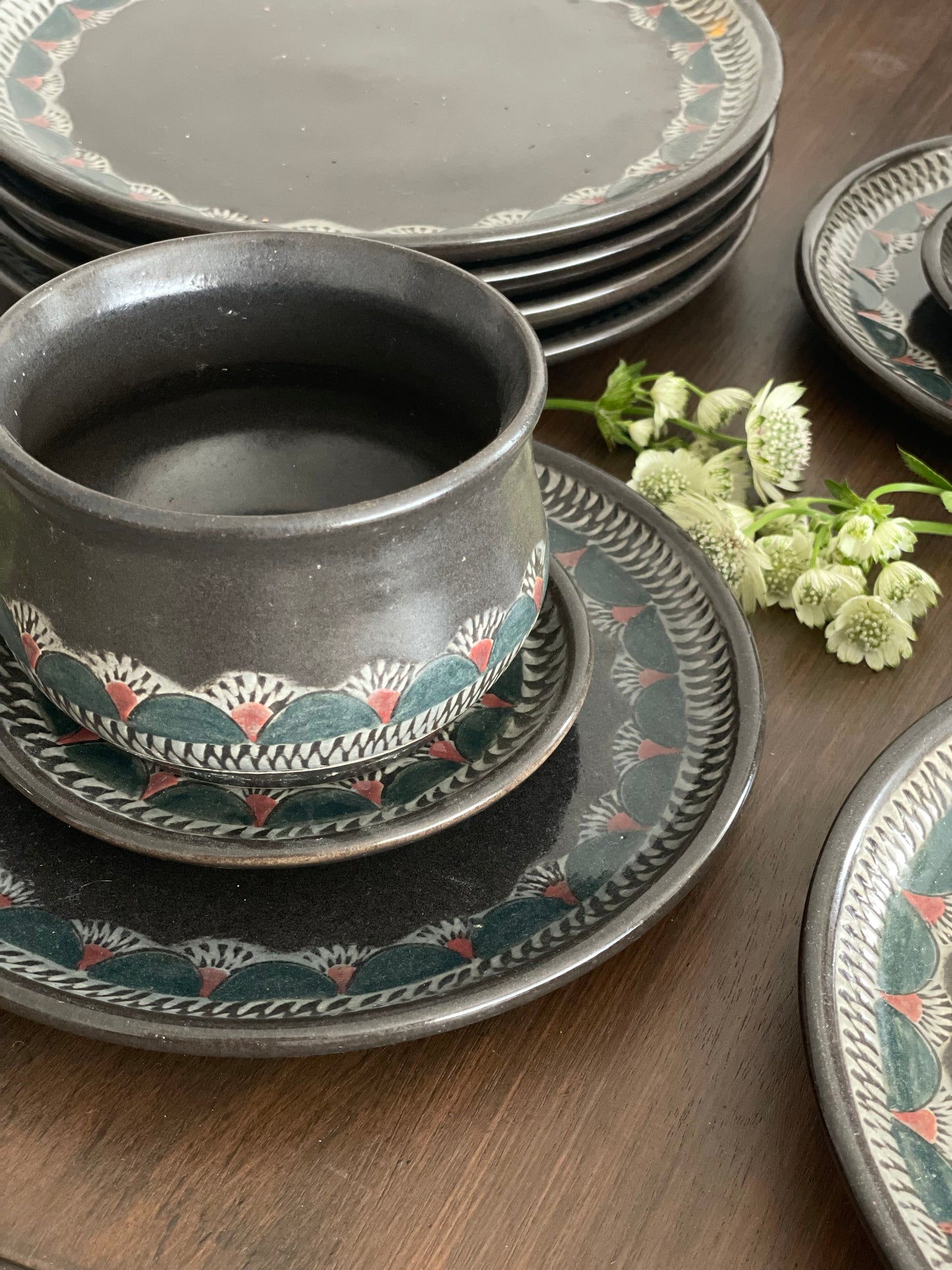 2 seturi unice de farfurii și boluri din ceramicǎ japonezǎ