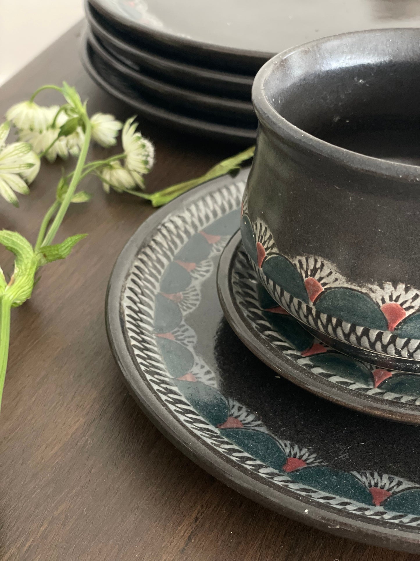 2 seturi unice de farfurii și boluri din ceramicǎ japonezǎ