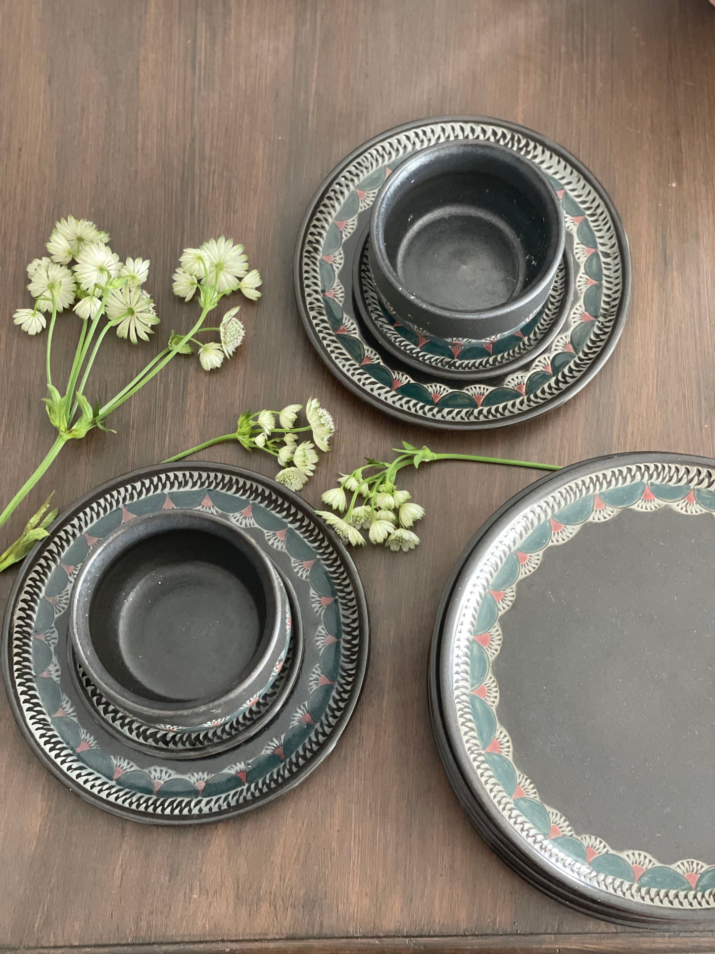 2 seturi unice de farfurii și boluri din ceramicǎ japonezǎ