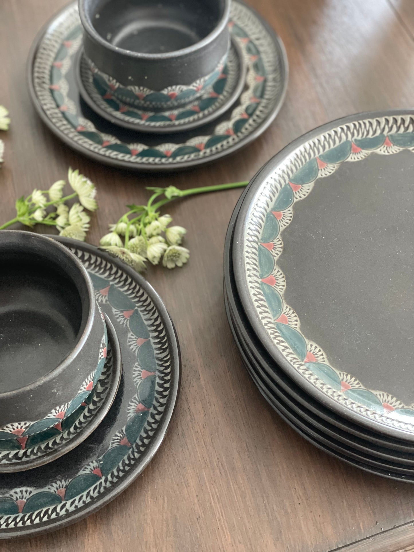 2 seturi unice de farfurii și boluri din ceramicǎ japonezǎ